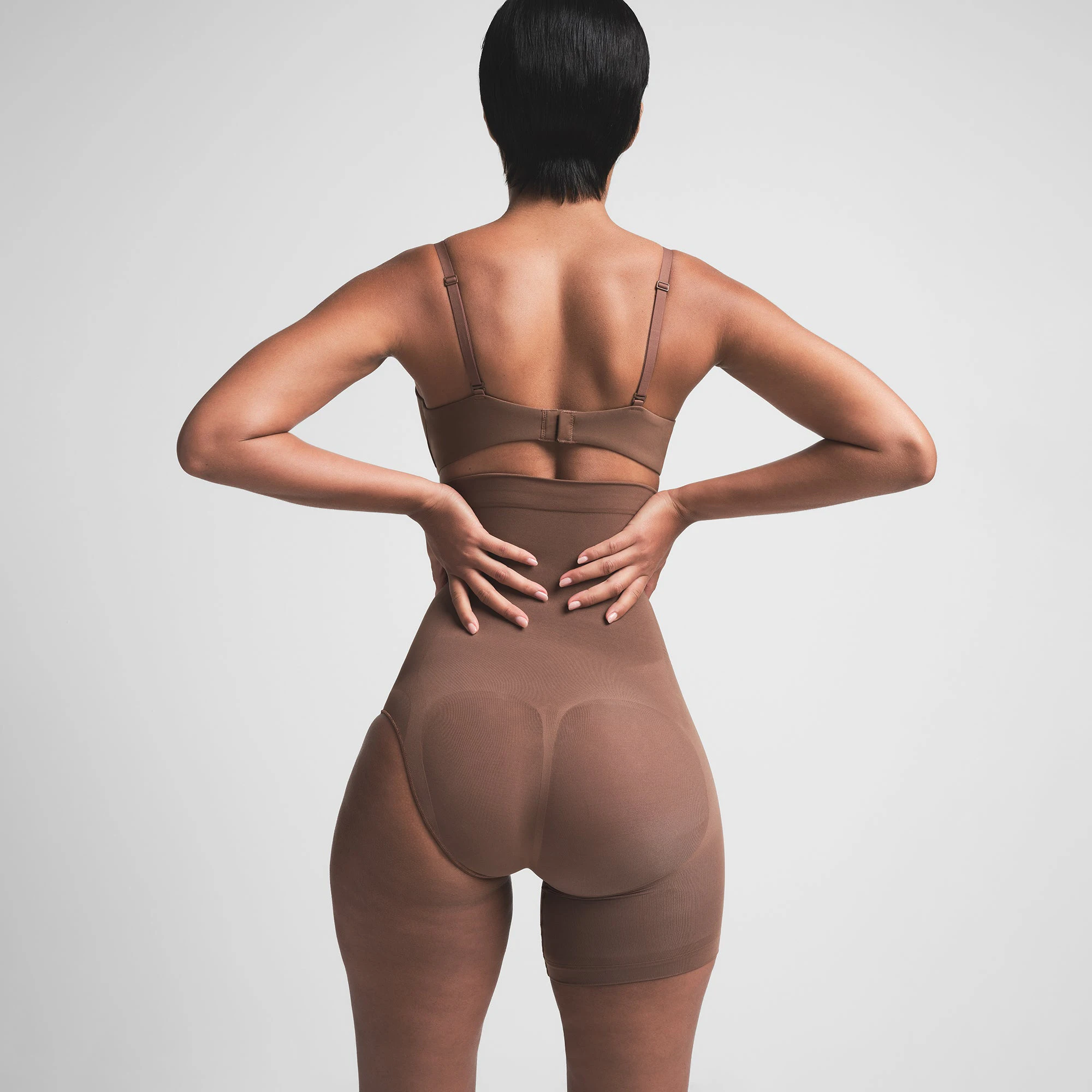 SEAMLESS SCULPT SOLUTION SHORT LEFT LEG EXPOSED | JASPER ON A MODEL BACK VIEW | FOCUS: 0.0, 1.0, 0.9