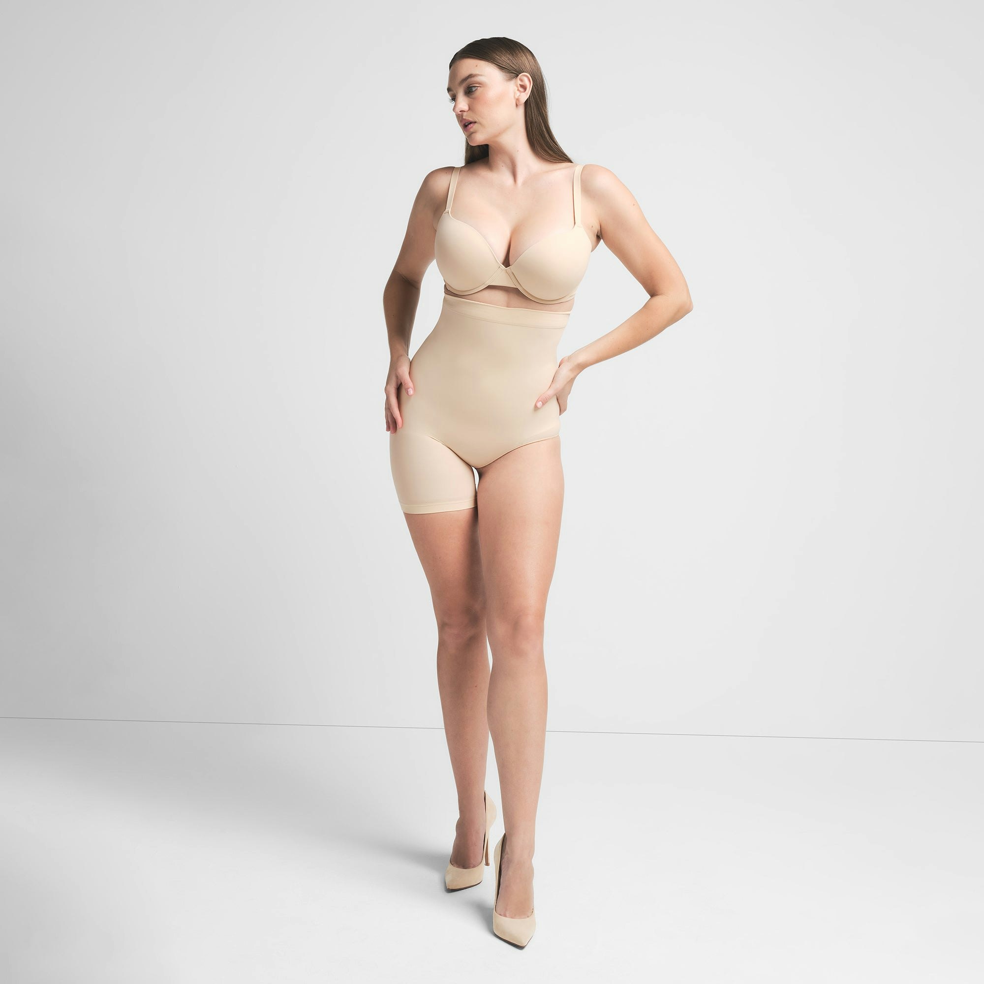 SEAMLESS SCULPT SOLUTION SHORT LEFT LEG EXPOSED | SAND ON A MODEL FRONT VIEW | FOCUS: 0.0, 1.0, 0.9