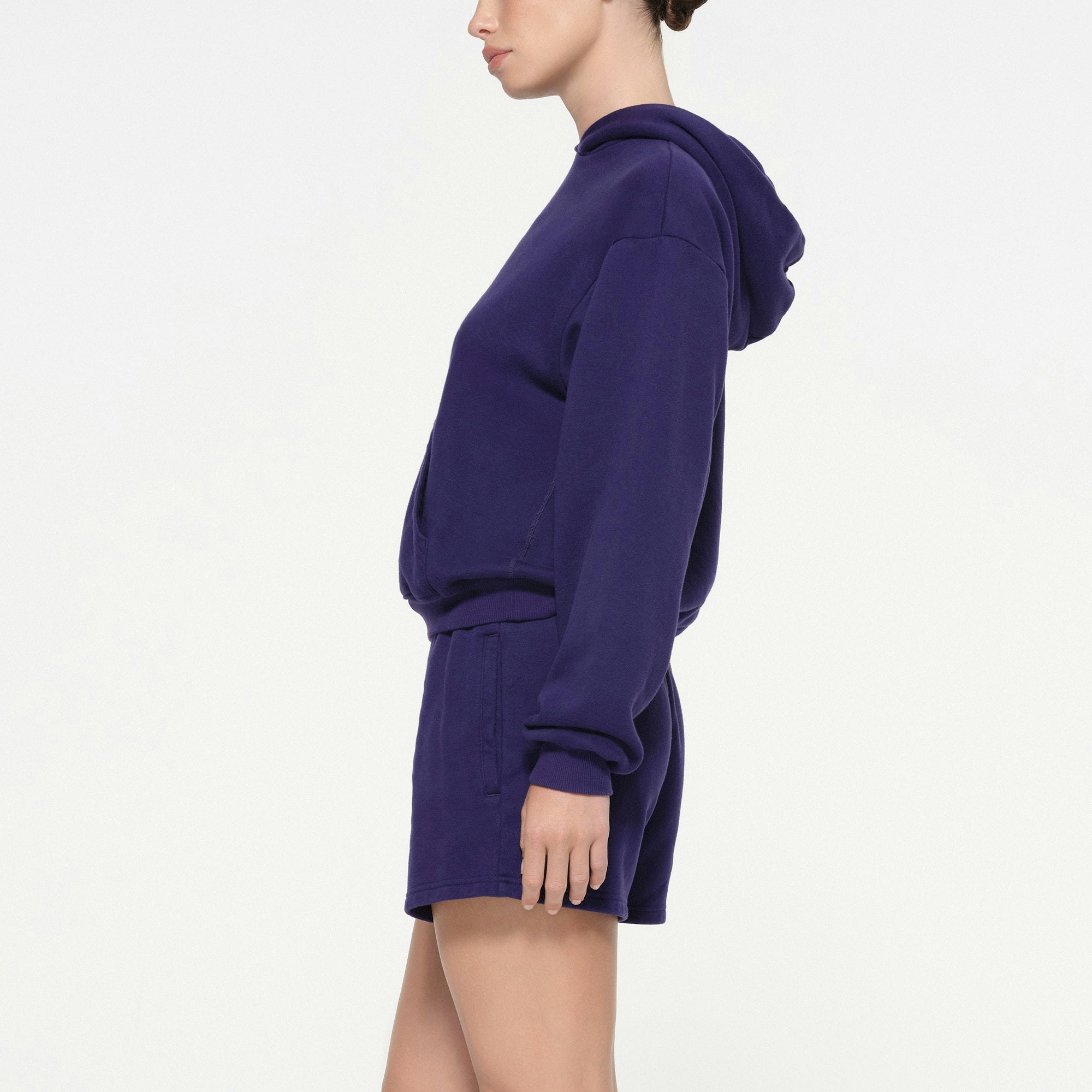 COTTON FLEECE CLASSIC SHORT | CONCORD ON A MODEL SIDE VIEW