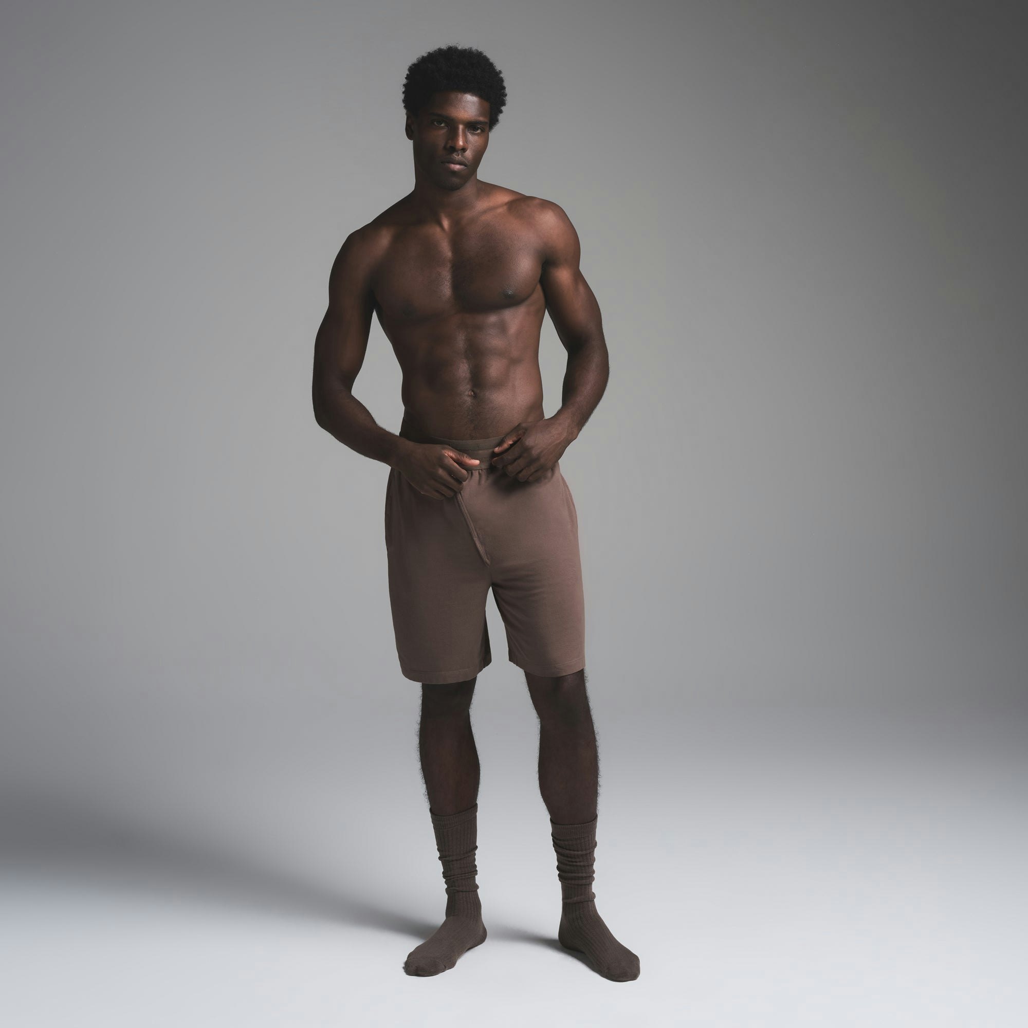 JERSEY SLEEP MENS SHORT | UMBER ON A MODEL FRONT VIEW | FOCUS: 0.0, 1.0, 0.9