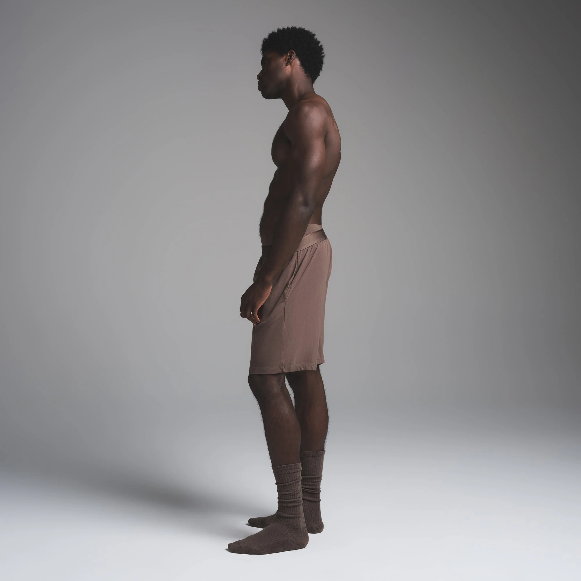 JERSEY SLEEP MENS SHORT | UMBER ON A MODEL SIDE VIEW