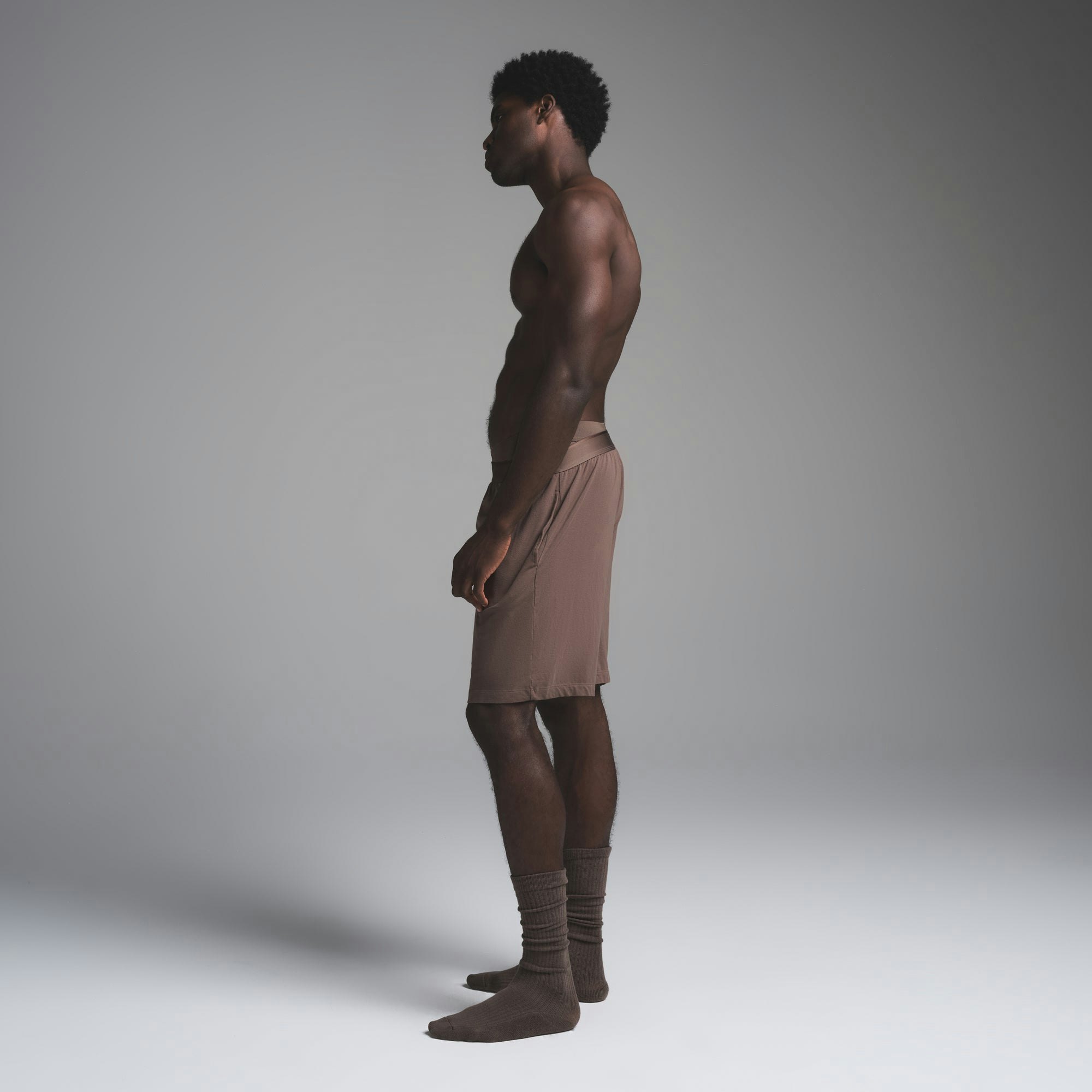 JERSEY SLEEP MENS SHORT | UMBER ON A MODEL SIDE VIEW