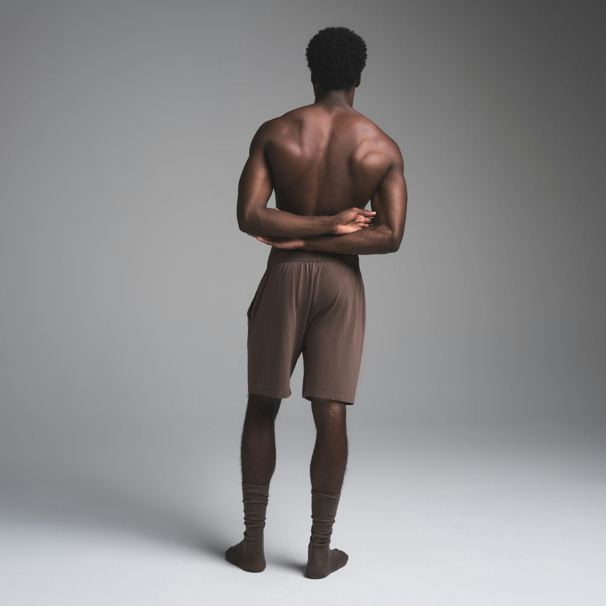 JERSEY SLEEP MENS SHORT | UMBER ON A MODEL BACK VIEW