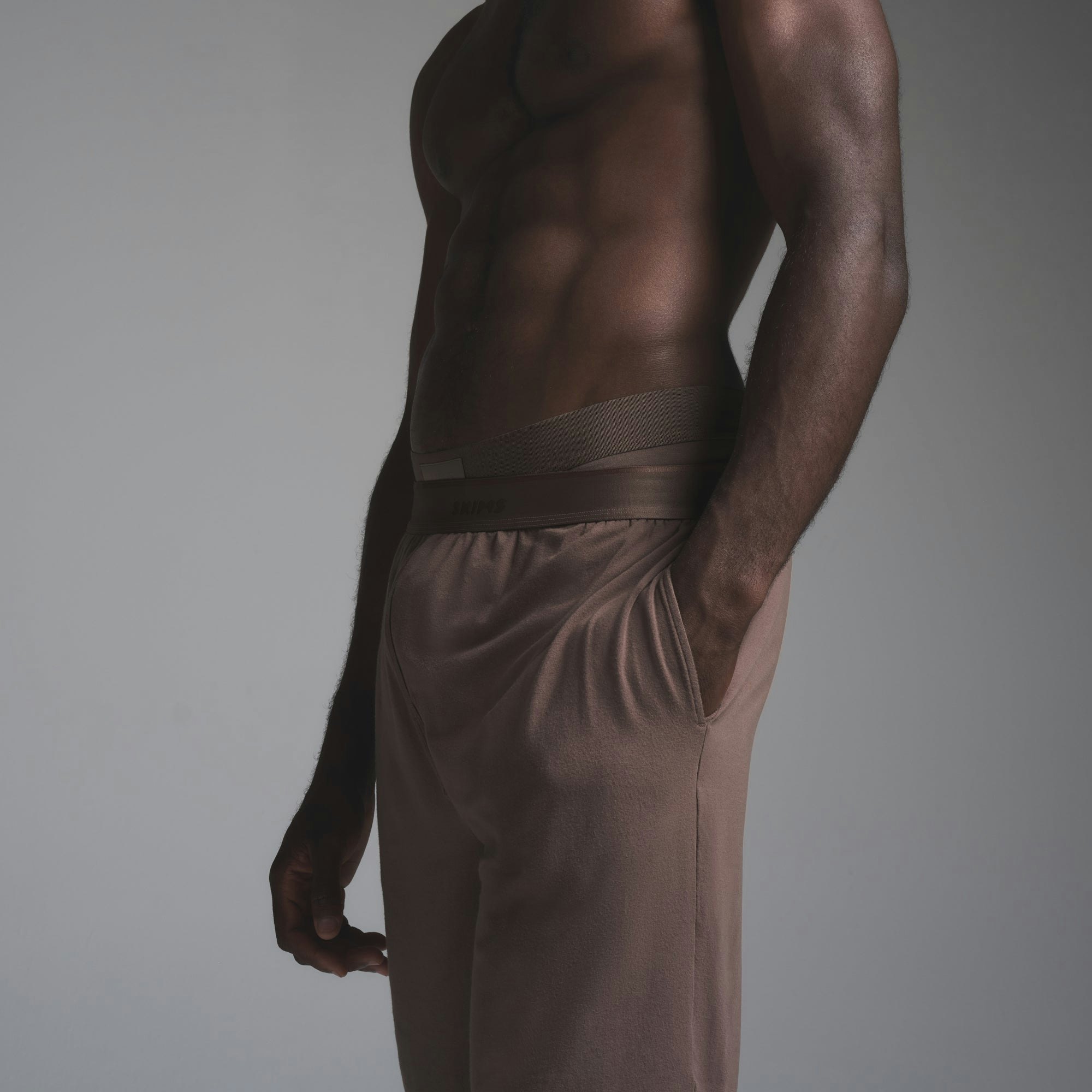 JERSEY SLEEP MENS SHORT | UMBER ON A MODEL SIDE VIEW