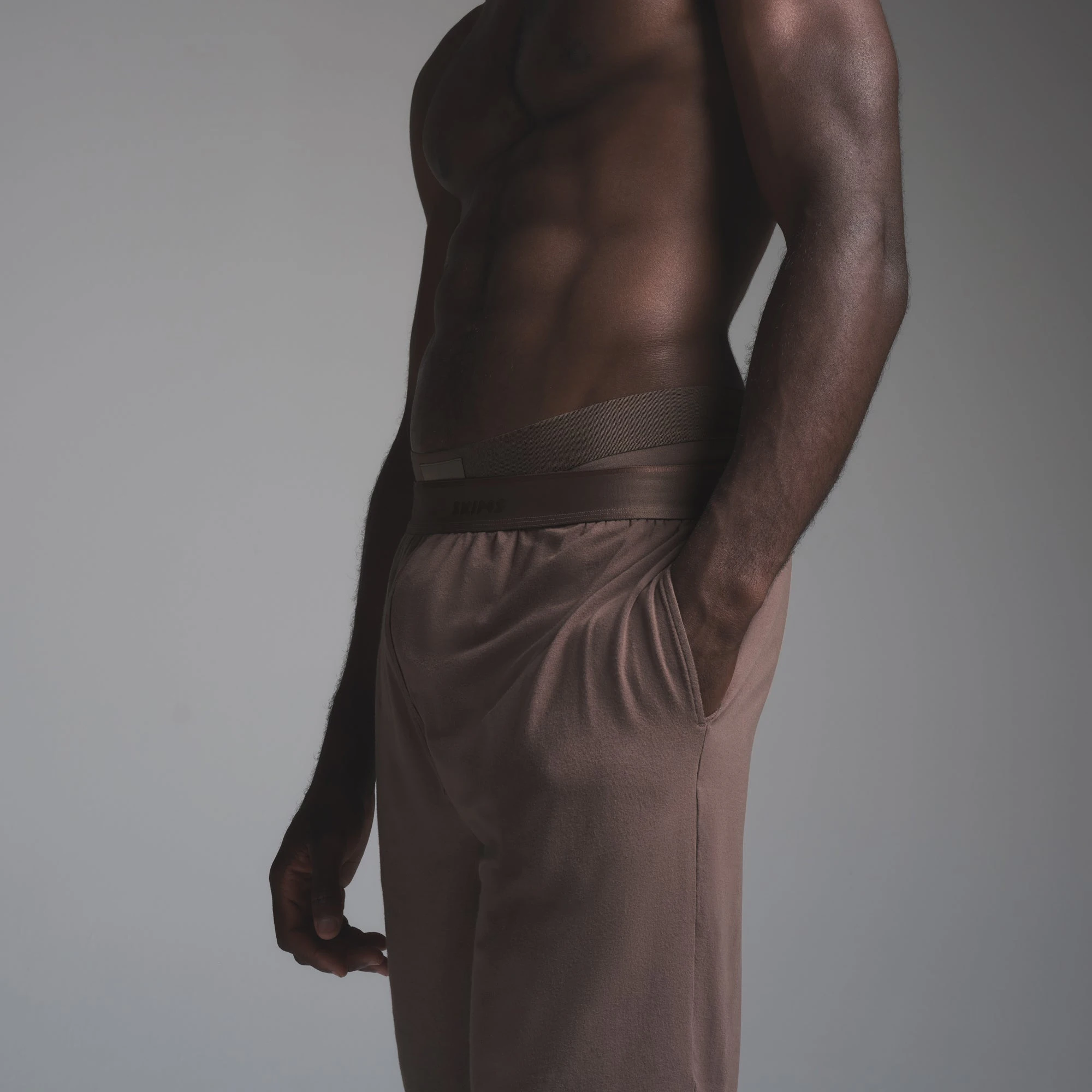 JERSEY SLEEP MENS SHORT | UMBER ON A MODEL SIDE VIEW