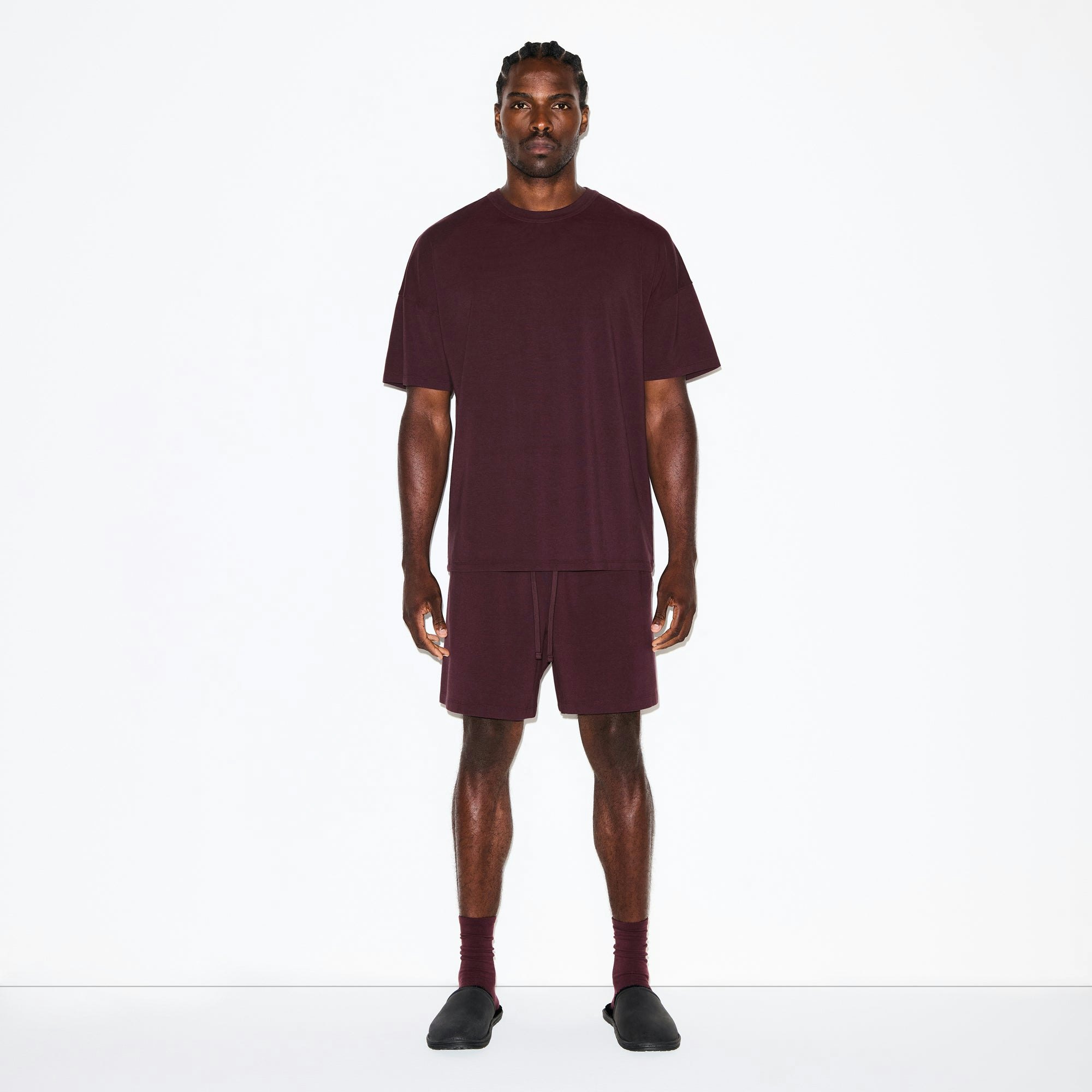 JERSEY LOUNGE MENS RELAXED SHORT | CURRANT ON A MODEL FRONT VIEW @ | FOCUS: 0.0, 1.0, 0.9