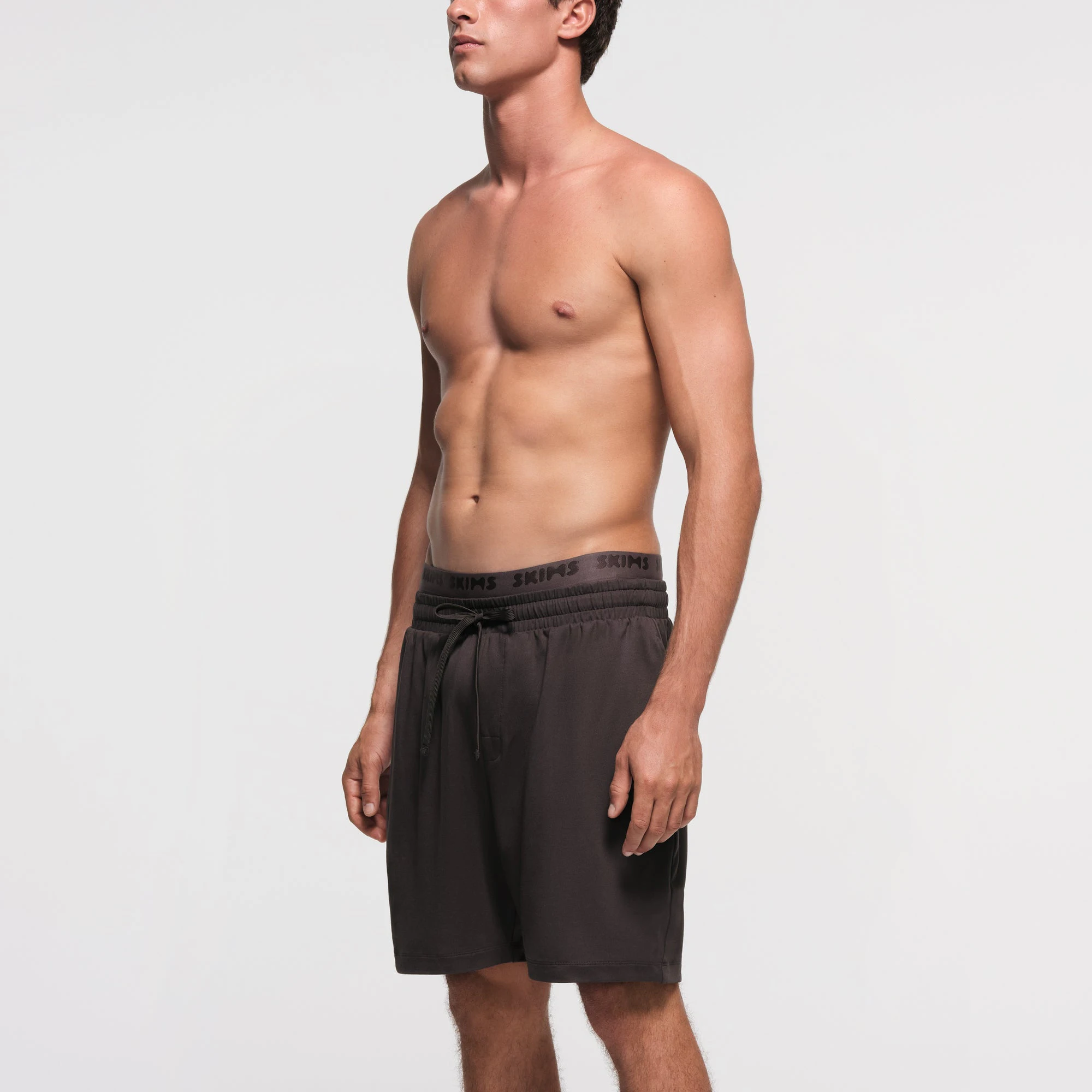 OUTDOOR JERSEY MENS CLASSIC SHORT | IRON ON A MODEL SIDE VIEW