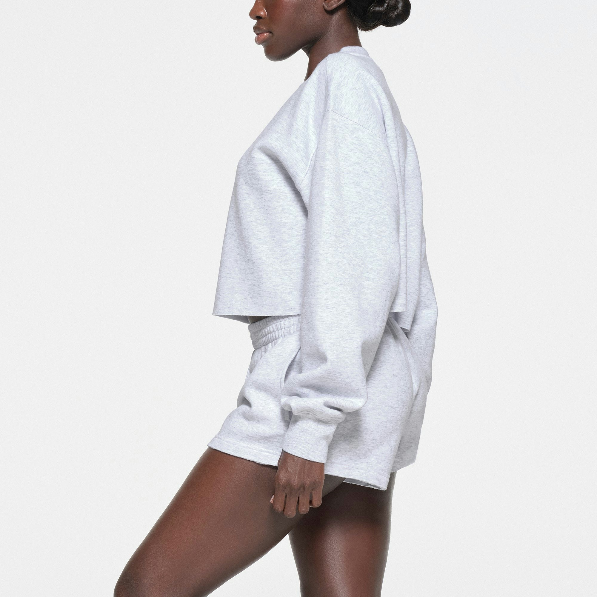 COTTON FLEECE LOOSE SHORT | LIGHT HEATHER GREY ON A MODEL SIDE VIEW
