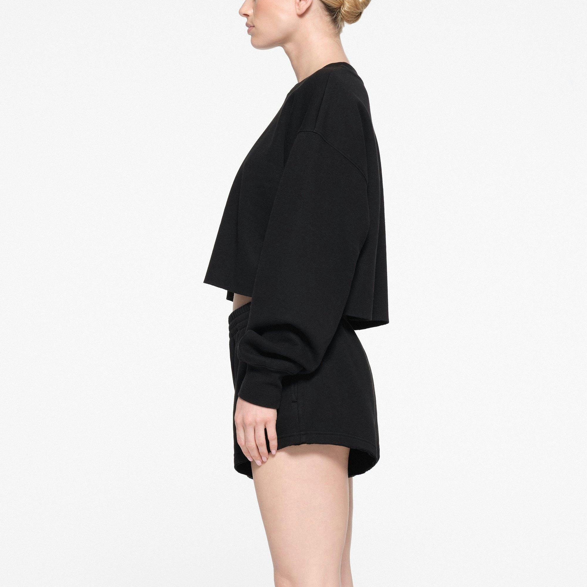COTTON FLEECE LOOSE SHORT | ONYX ON A MODEL SIDE VIEW