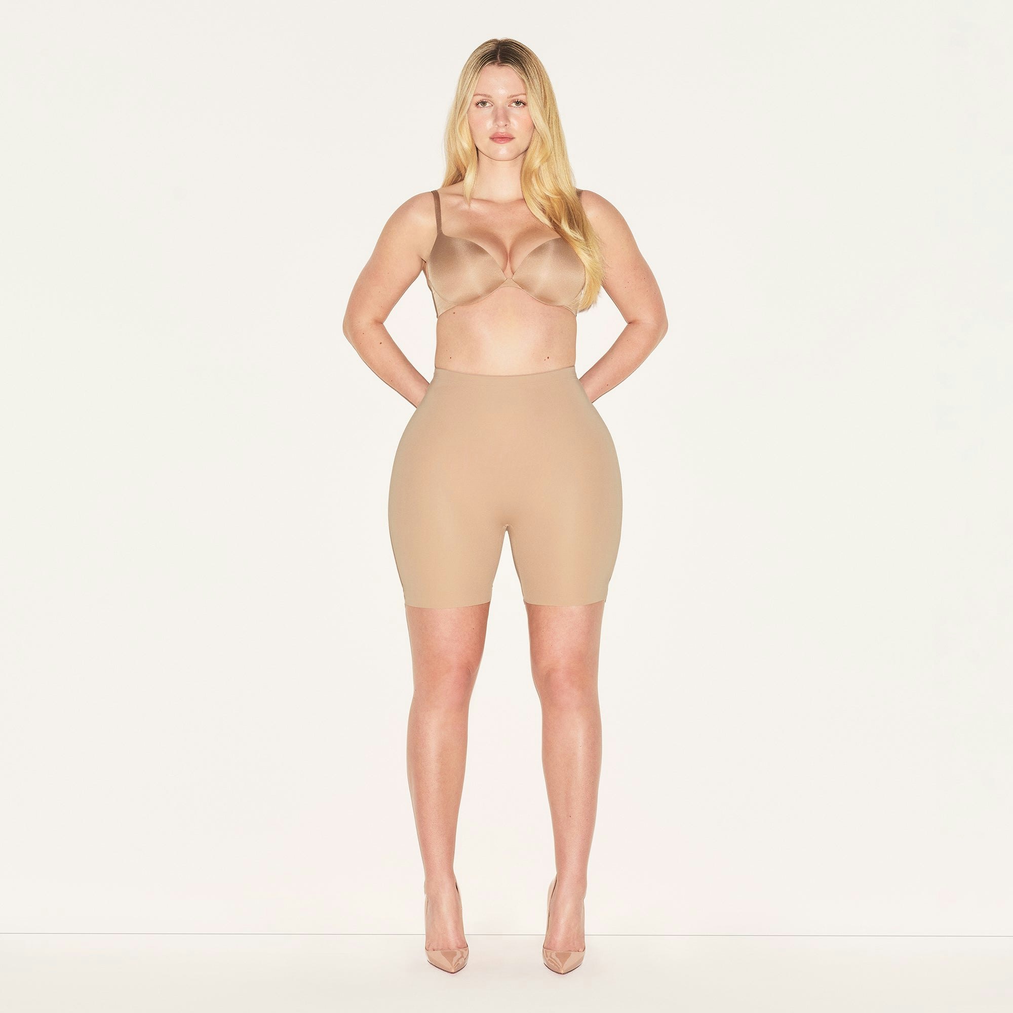 SKIMS BODY HIP ENHANCING PADDED SHORT | CLAY ON A MODEL FRONT VIEW | FOCUS: 0.0, 1.0, 0.9