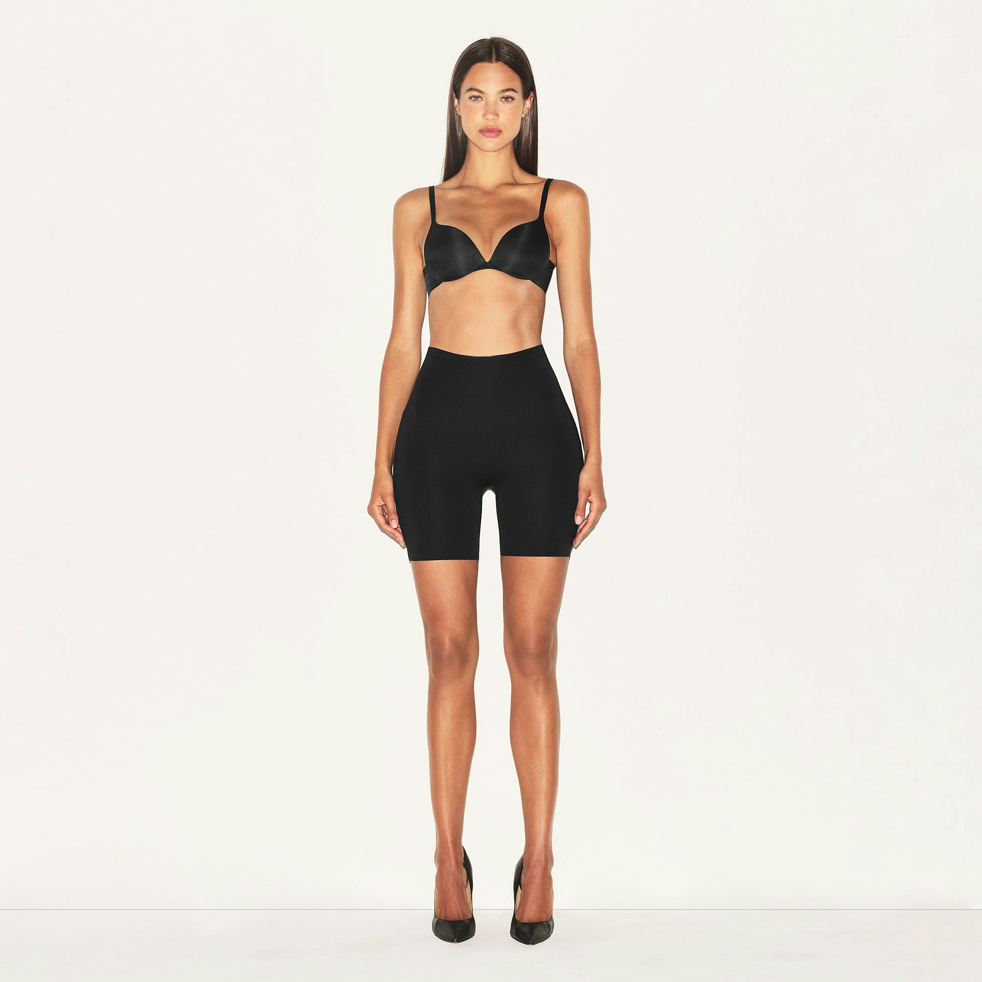 SKIMS BODY HIP ENHANCING PADDED SHORT | ONYX ON A MODEL FRONT VIEW | FOCUS: 0.0, 1.0, 0.9