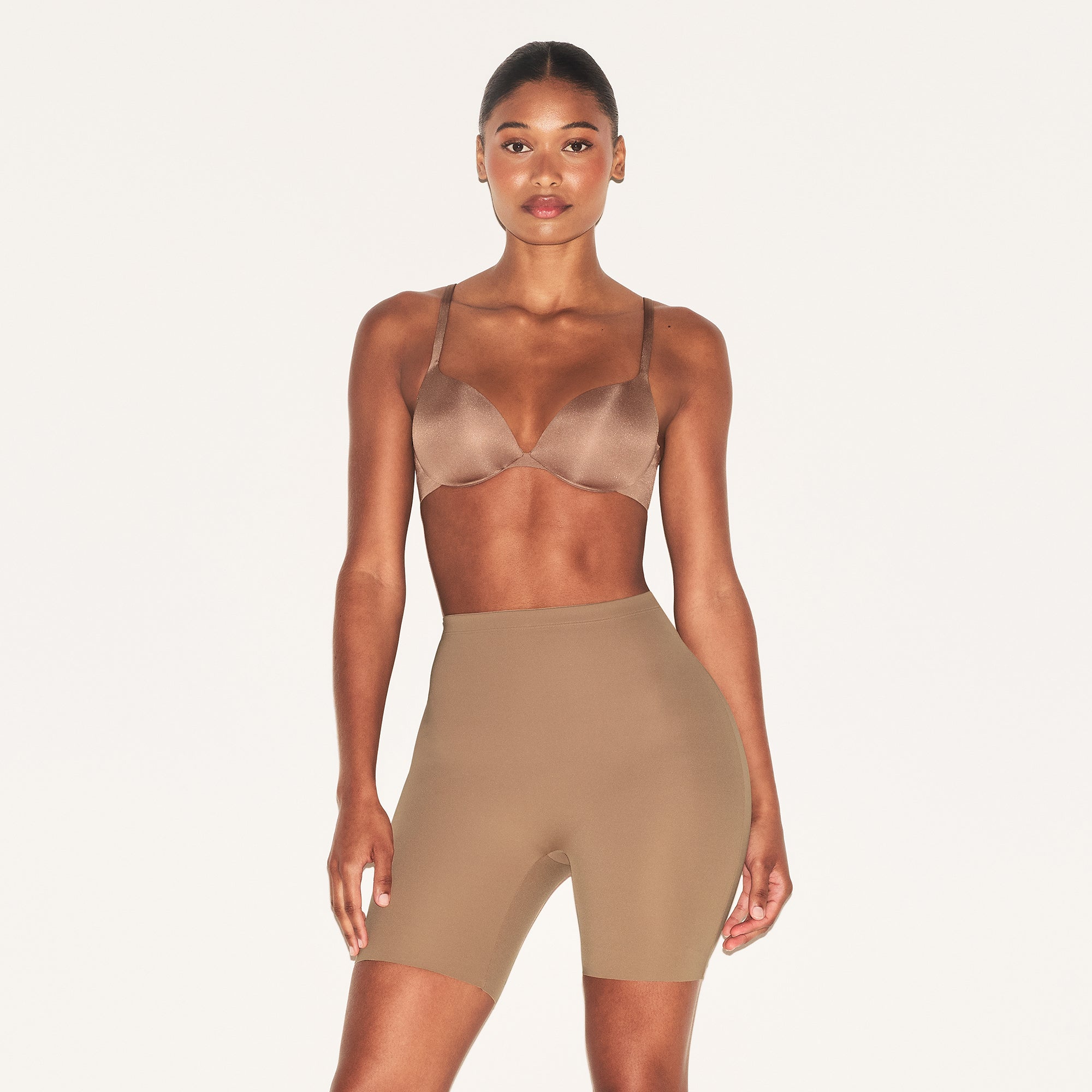 SKIMS BODY HIP ENHANCING PADDED SHORT | SIENNA ON A MODEL FRONT VIEW | FOCUS: 0.0, 1.0, 0.9