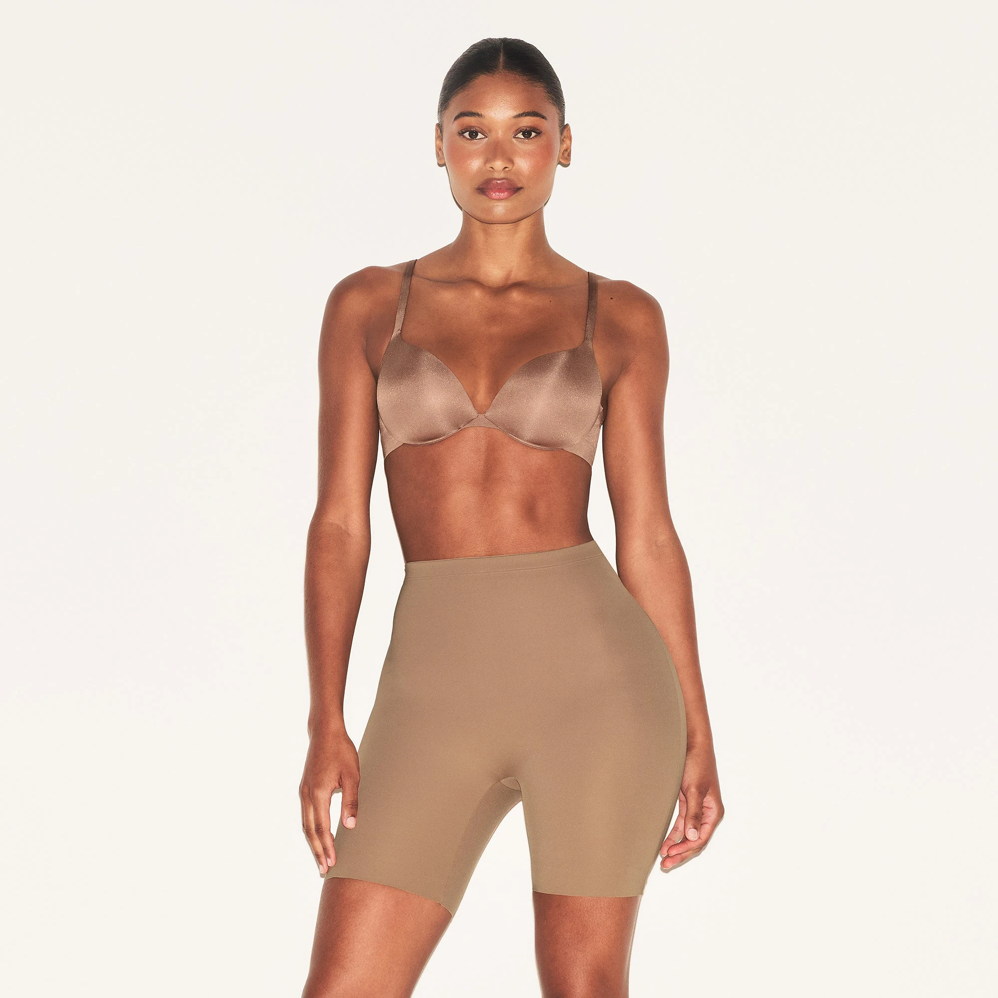 SKIMS BODY HIP ENHANCING PADDED SHORT | SIENNA ON A MODEL FRONT VIEW | FOCUS: 0.0, 1.0, 0.9