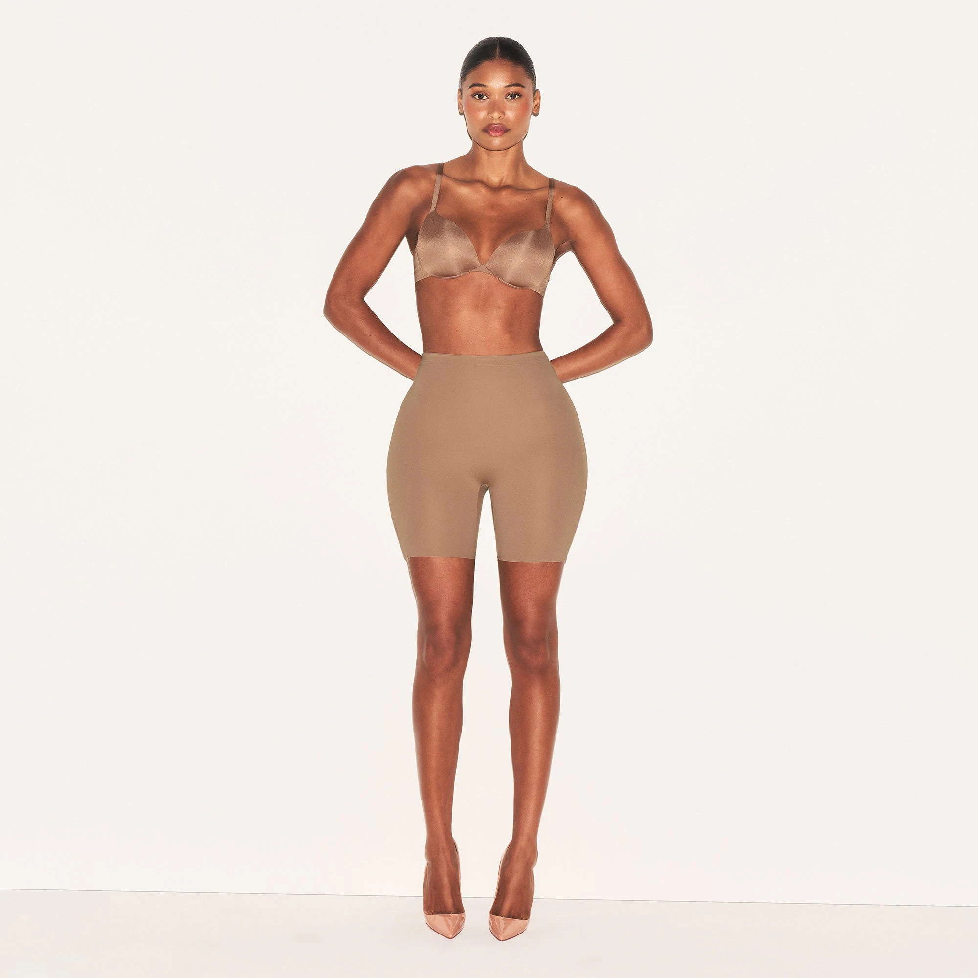 SKIMS BODY HIP ENHANCING PADDED SHORT | SIENNA ON A MODEL FRONT VIEW | FOCUS: 0.0, 1.0, 0.9