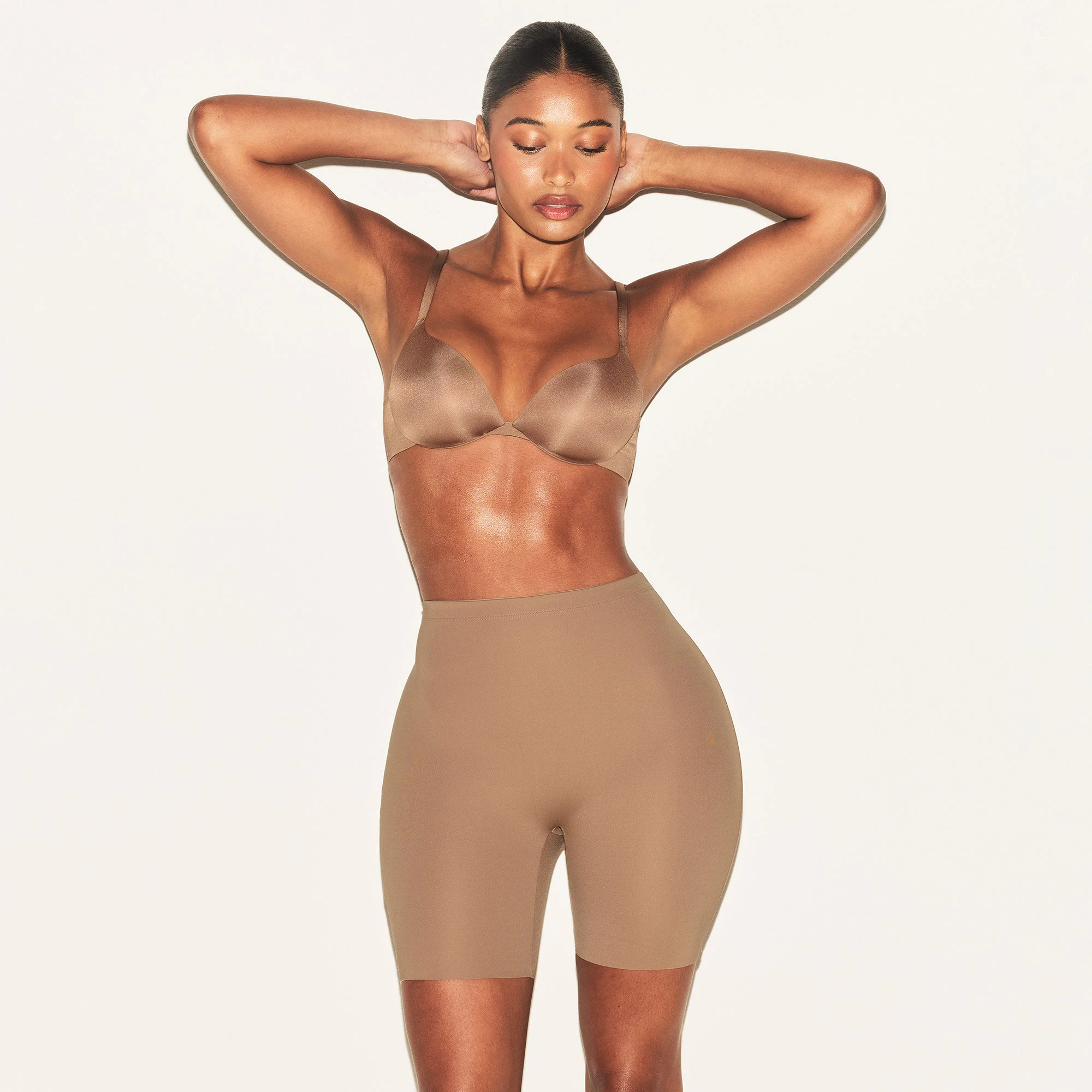 SKIMS BODY HIP ENHANCING PADDED SHORT | SIENNA ON A MODEL FRONT VIEW | FOCUS: 0.0, 1.0, 0.9