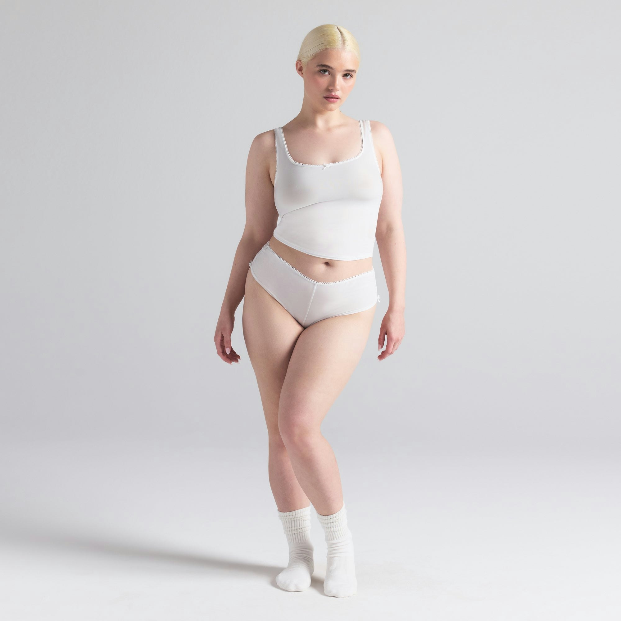 FITS EVERYBODY PICOT TANK AND HIPSTER SET | MARBLE ON A MODEL FRONT  ON A MODEL FRONT VIEW | FOCUS: 0.0, 1.0, 0.9