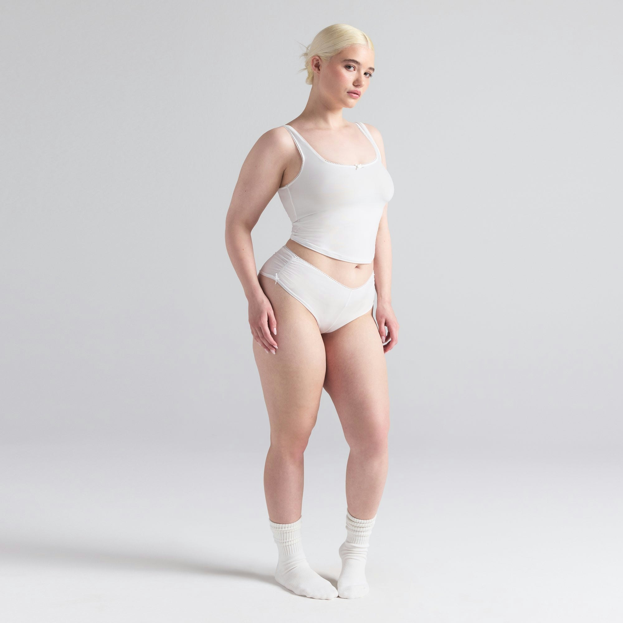 FITS EVERYBODY PICOT TANK AND HIPSTER SET | MARBLE ON A MODEL FRONT  ON A MODEL FRONT VIEW | FOCUS: 0.0, 1.0, 0.9