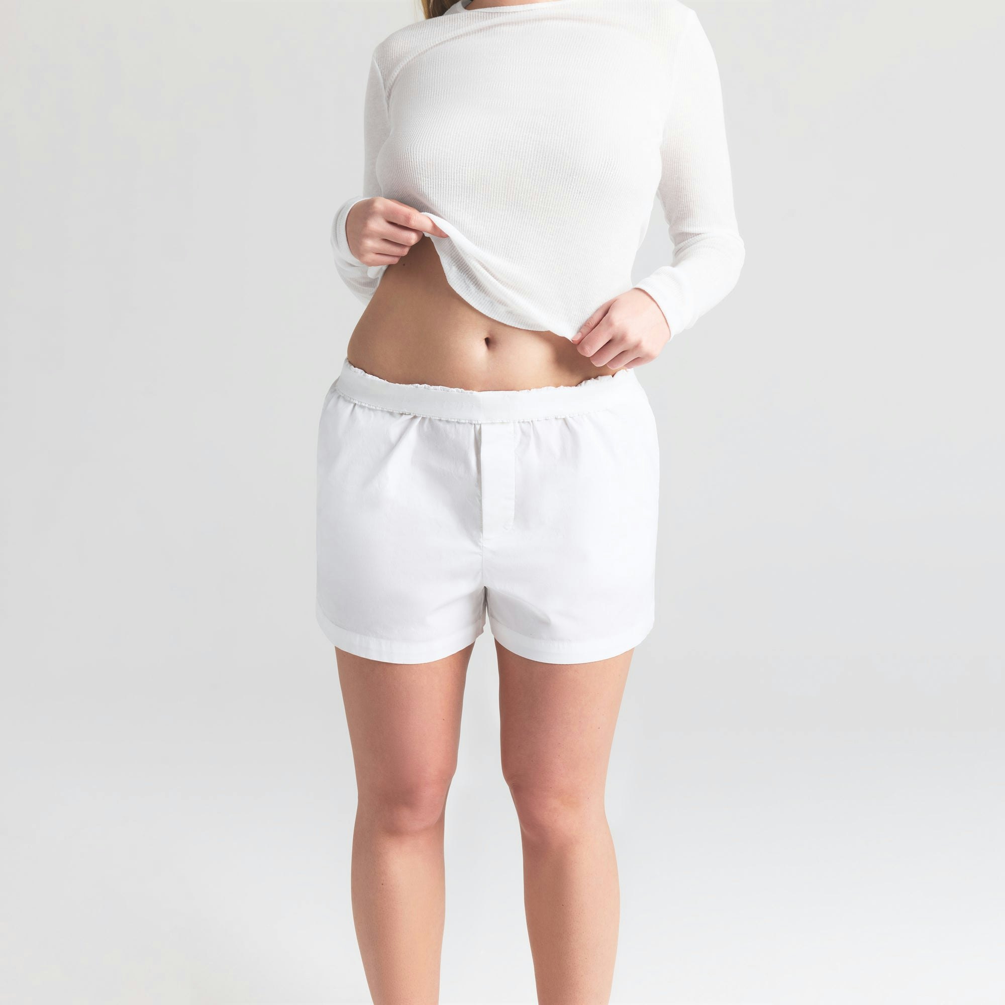 COTTON POPLIN BOXER | SNOW ON A MODEL SIDE VIEW | FOCUS: 0.0, 1.0, 0.9