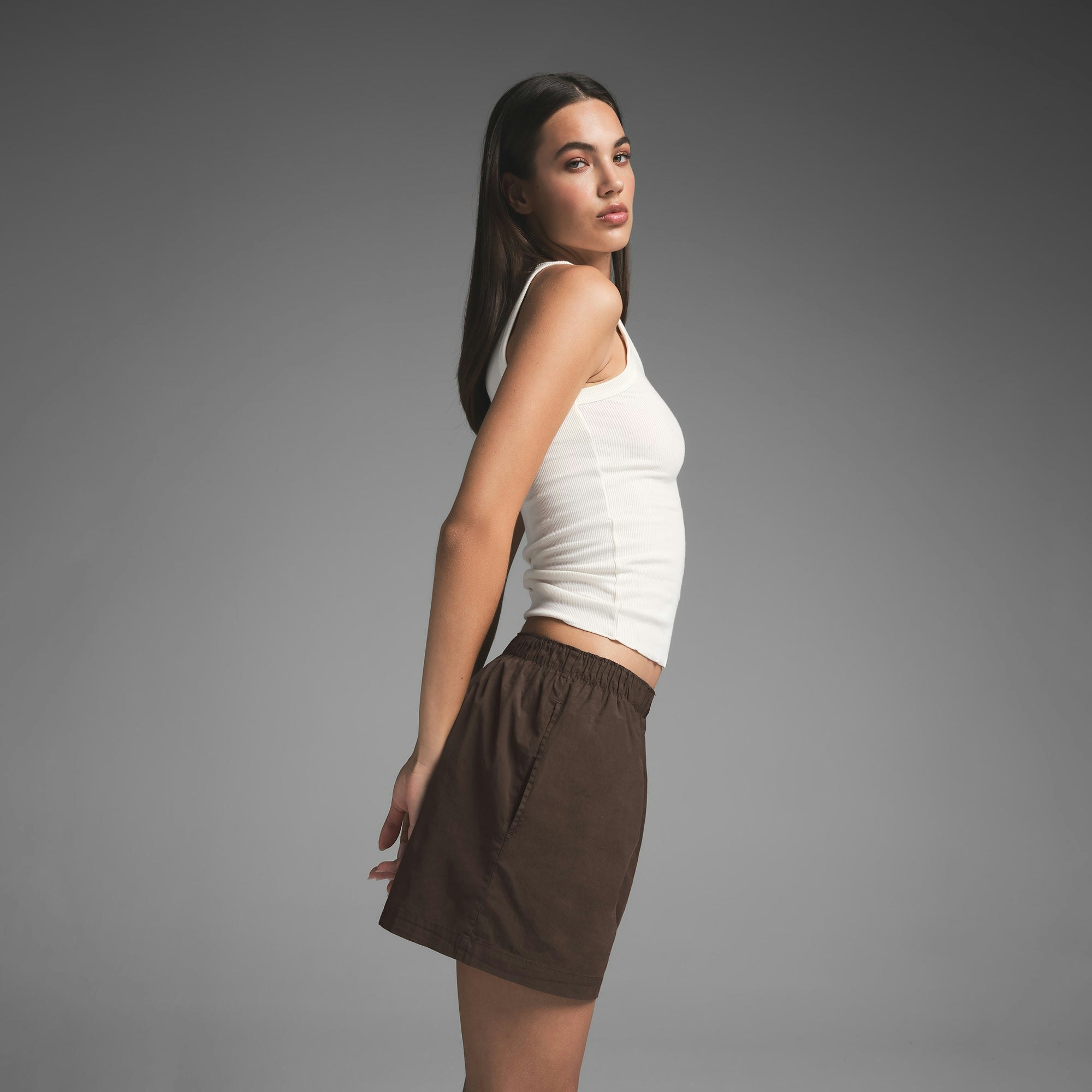 COTTON POPLIN BOXER | WASHED DARK SEPIA ON A MODEL SIDE VIEW | FOCUS: 0.0, 1.0, 0.9