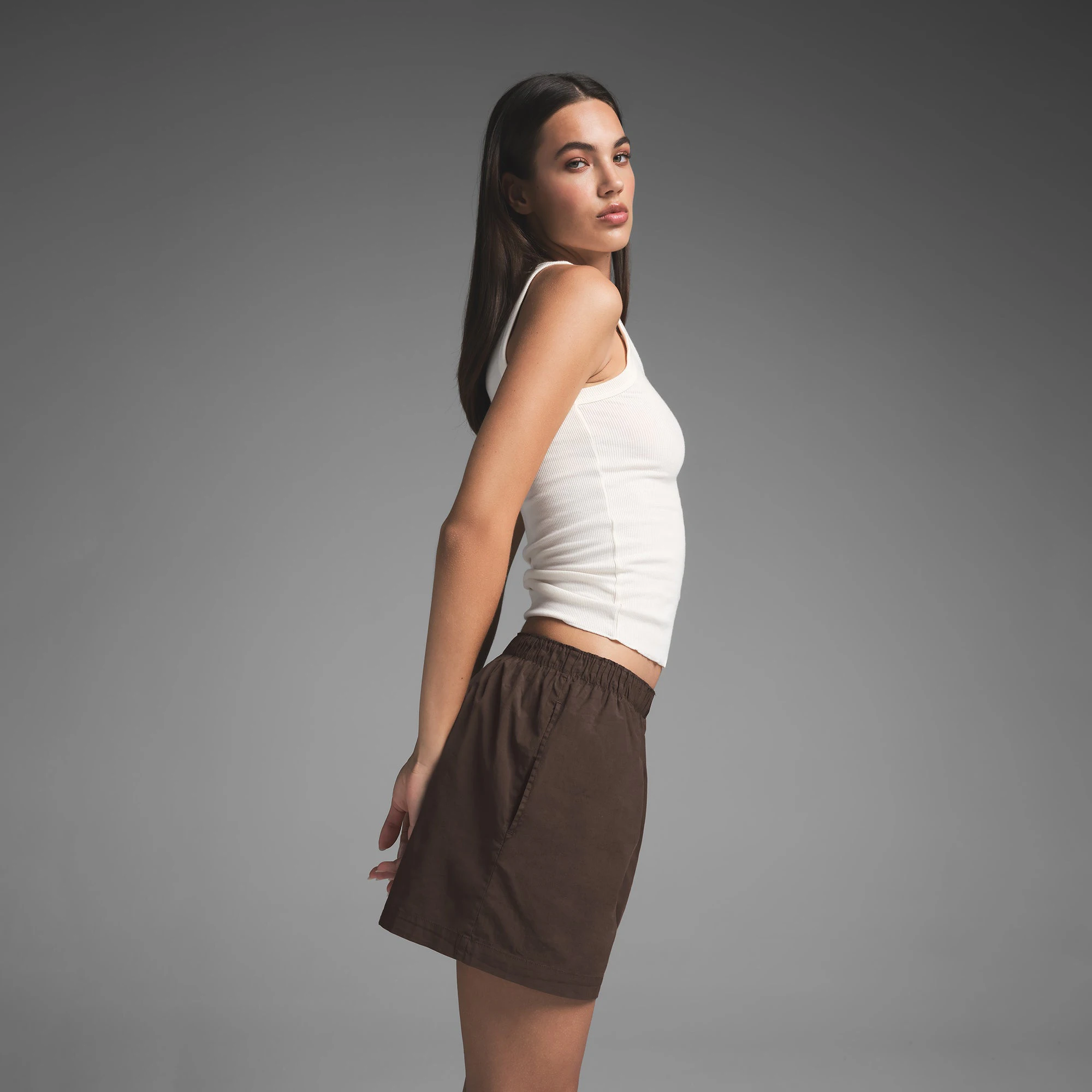 COTTON POPLIN BOXER | WASHED DARK SEPIA ON A MODEL SIDE VIEW | FOCUS: 0.0, 1.0, 0.9