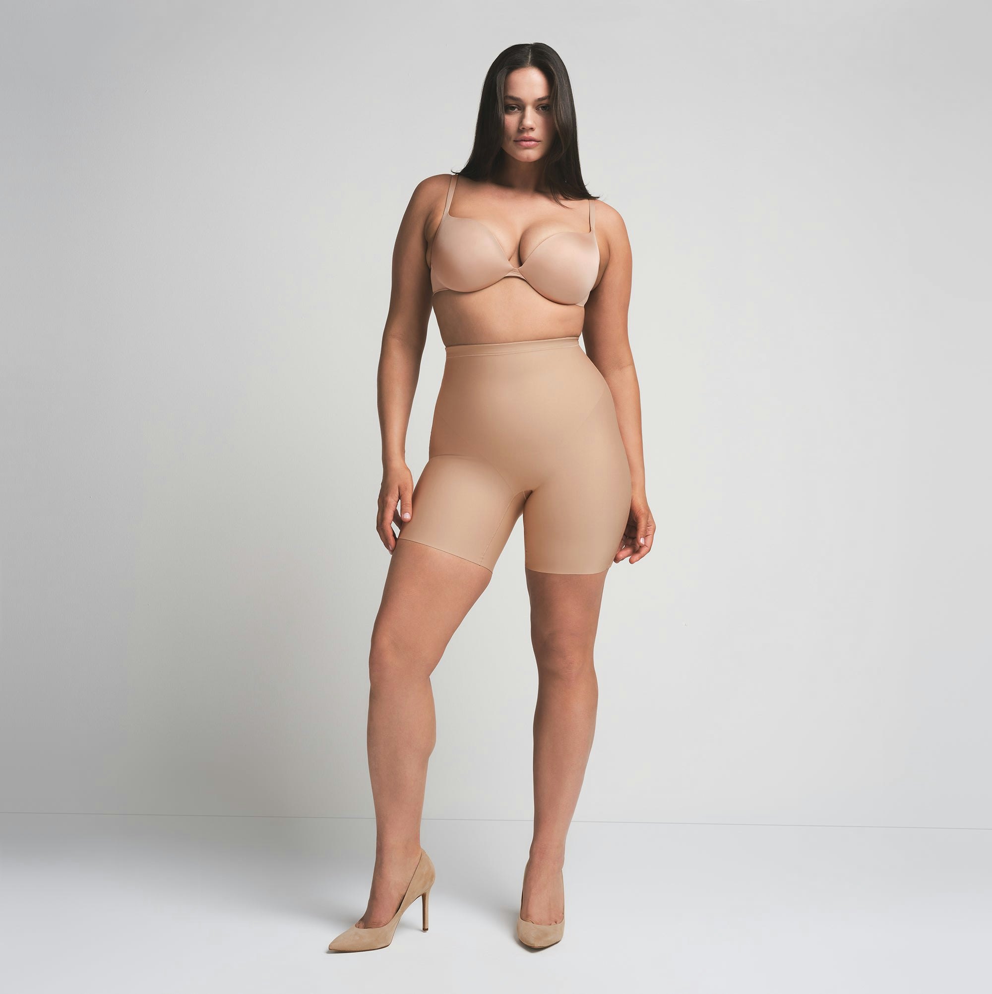 SKIMS BODY CORE SCULPT MID RISE SHORT | CLAY  ON A MODEL FRONT VIEW | FOCUS: 0.0, 1.0, 0.9