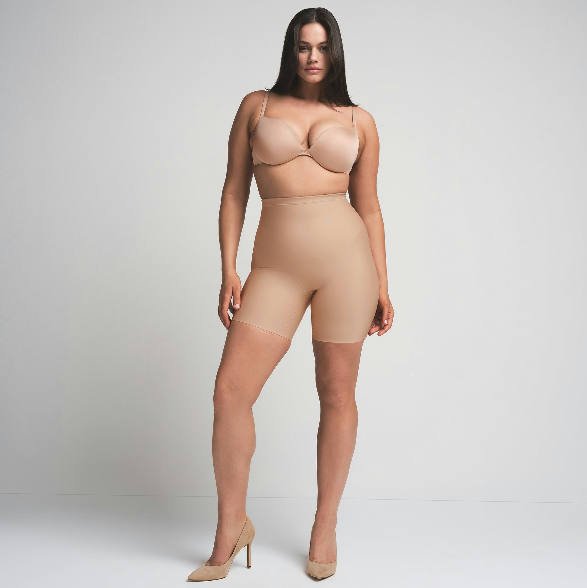 SKIMS BODY CORE SCULPT MID RISE SHORT | CLAY  ON A MODEL FRONT VIEW | FOCUS: 0.0, 1.0, 0.9