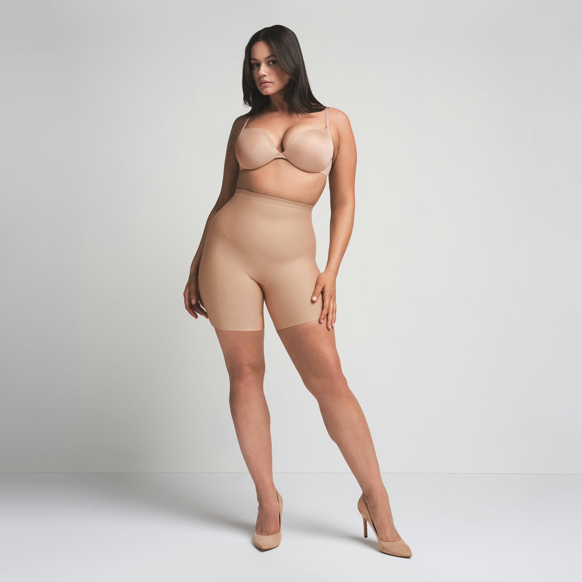 SKIMS BODY CORE SCULPT MID RISE SHORT | CLAY  ON A MODEL FRONT VIEW | FOCUS: 0.0, 1.0, 0.9