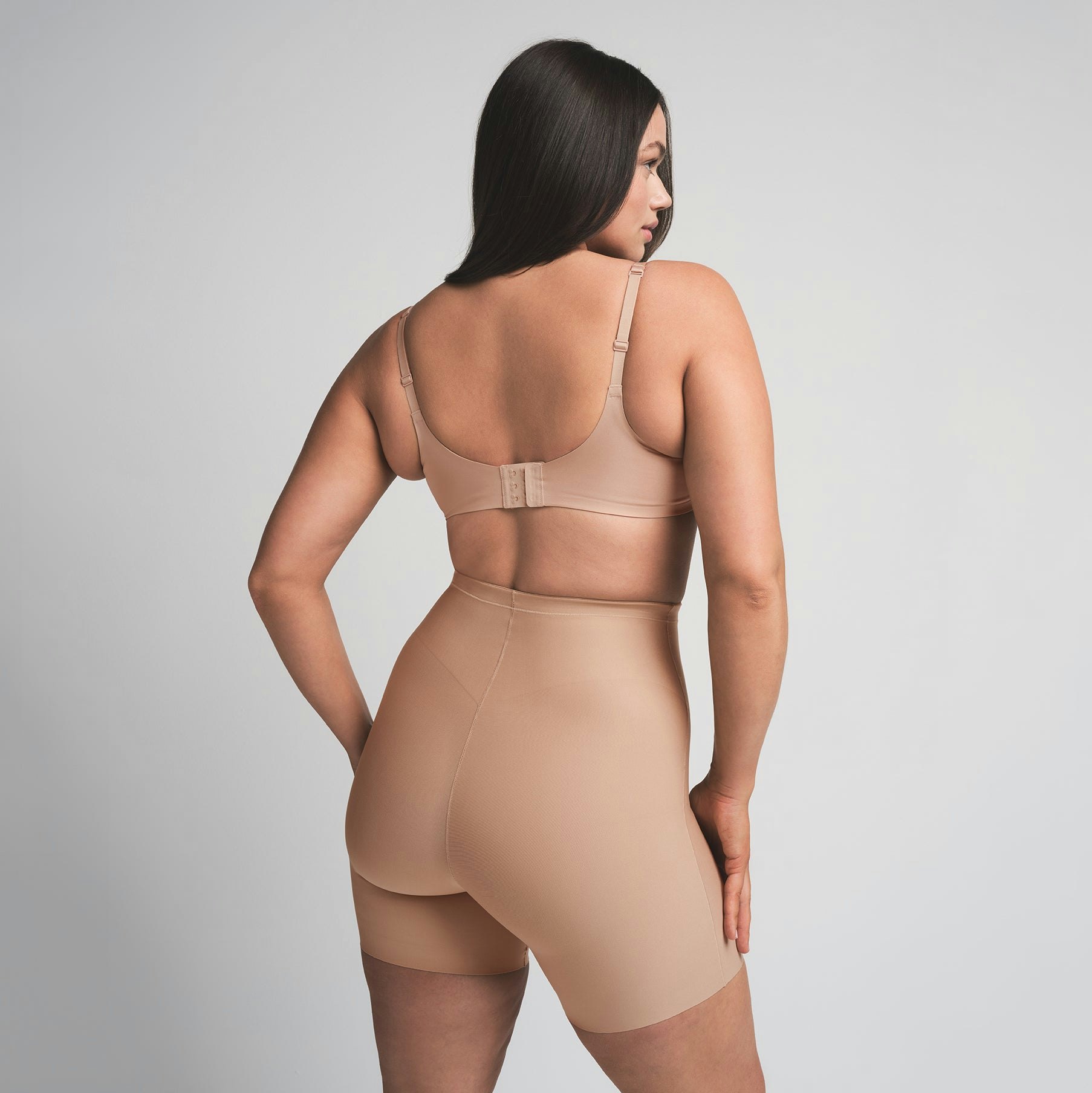 SKIMS BODY CORE SCULPT MID RISE SHORT | CLAY  ON A MODEL BACK VIEW | FOCUS: 0.0, 1.0, 0.9
