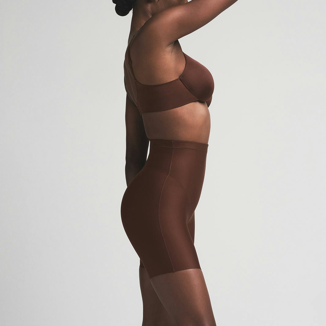 SKIMS BODY CORE SCULPT MID RISE SHORT | COCOA  ON A MODEL SIDE VIEW | FOCUS: 0.0, 1.0, 0.9