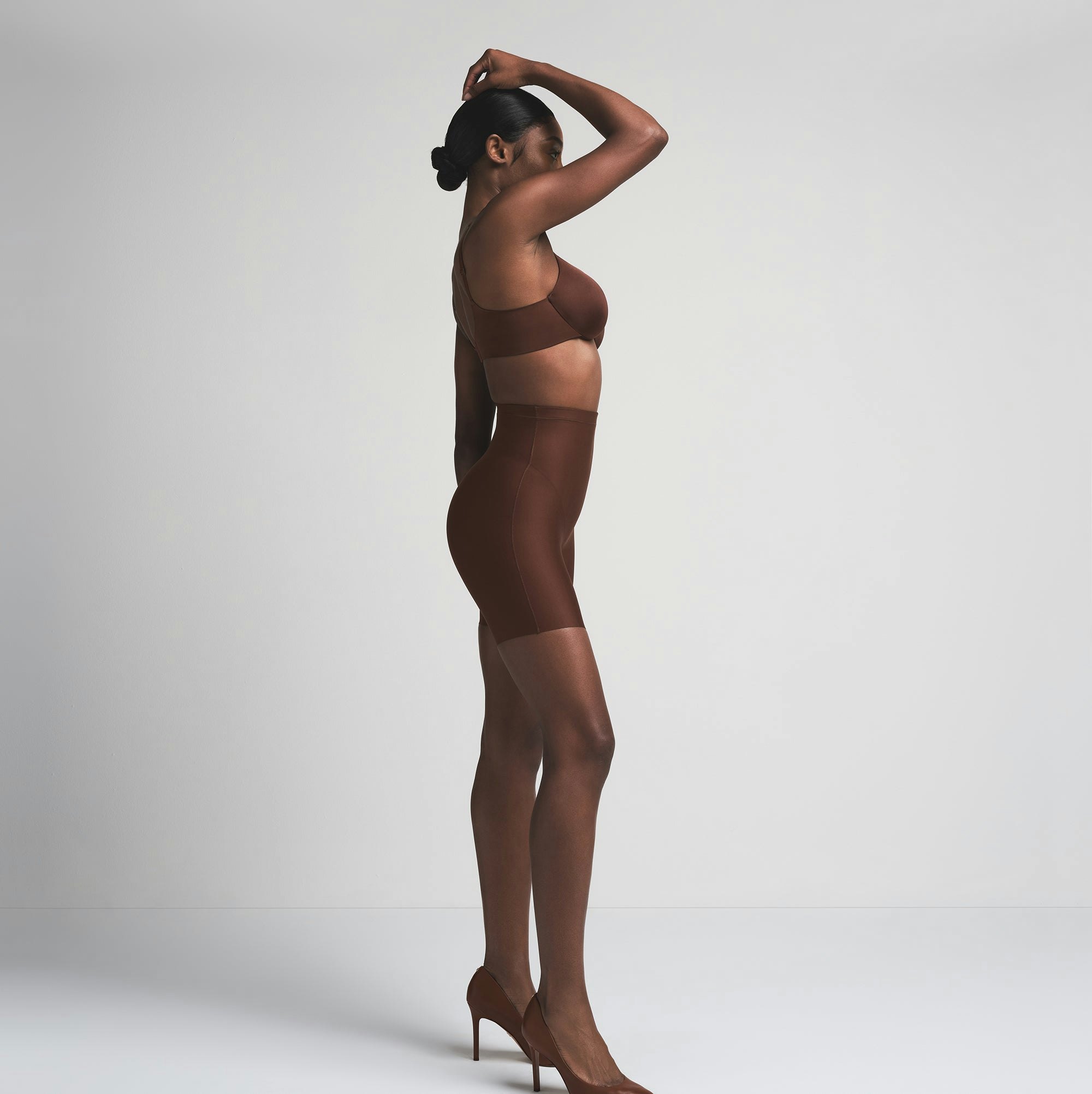 SKIMS BODY CORE SCULPT MID RISE SHORT | COCOA  ON A MODEL SIDE VIEW | FOCUS: 0.0, 1.0, 0.9