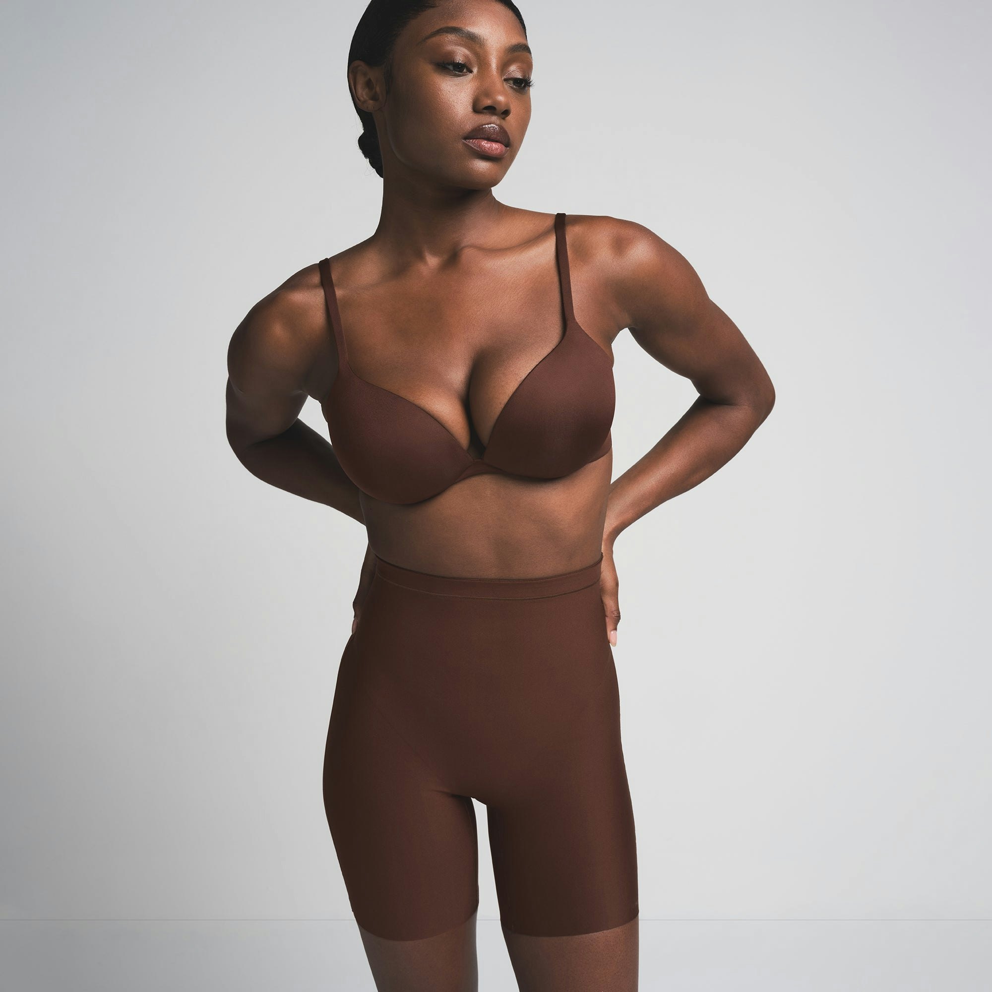 SKIMS BODY CORE SCULPT MID RISE SHORT | COCOA  ON A MODEL FRONT VIEW | FOCUS: 0.0, 1.0, 0.9
