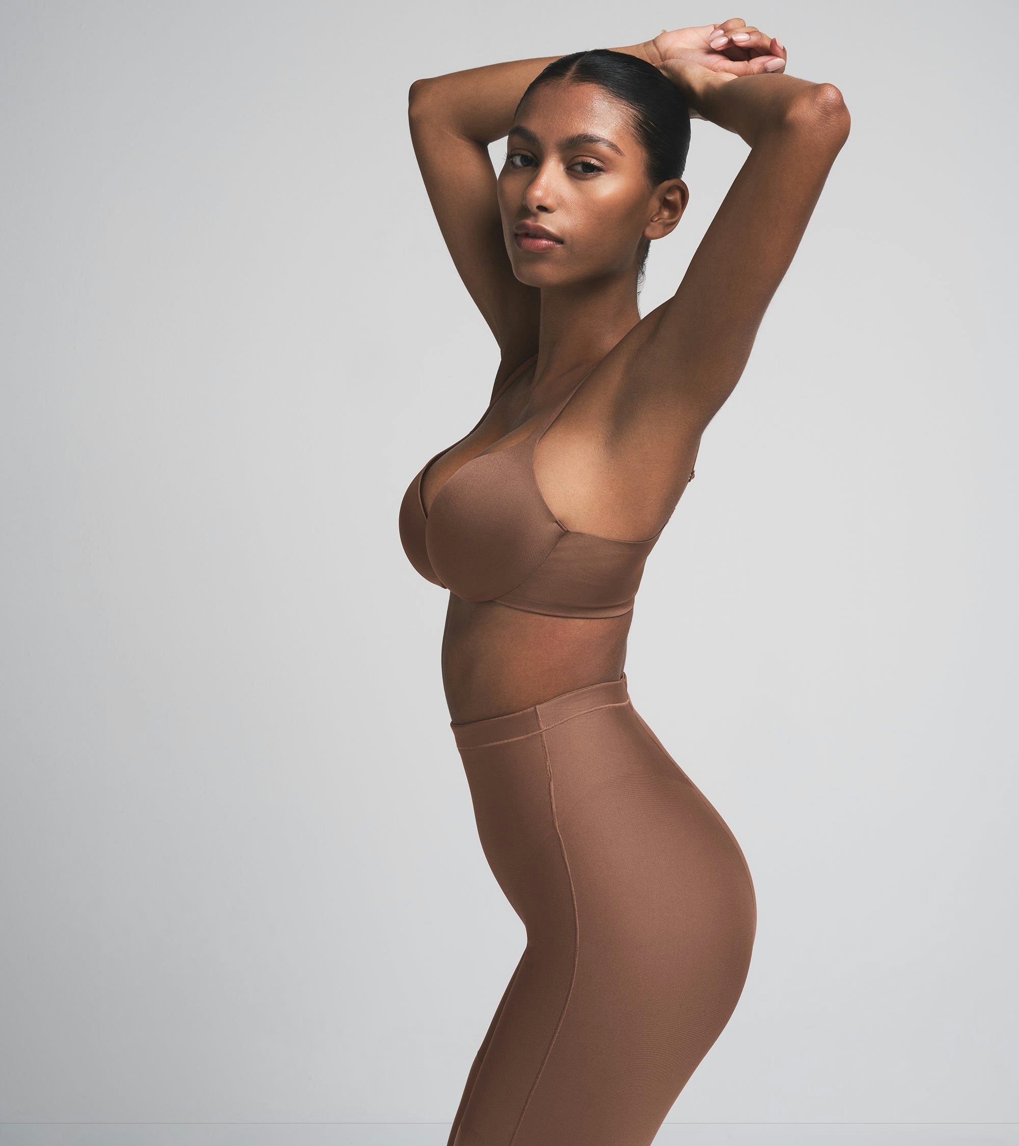 SKIMS BODY CORE SCULPT MID RISE SHORT | JASPER ON A MODEL SIDE VIEW | FOCUS: 0.0, 1.0, 0.9