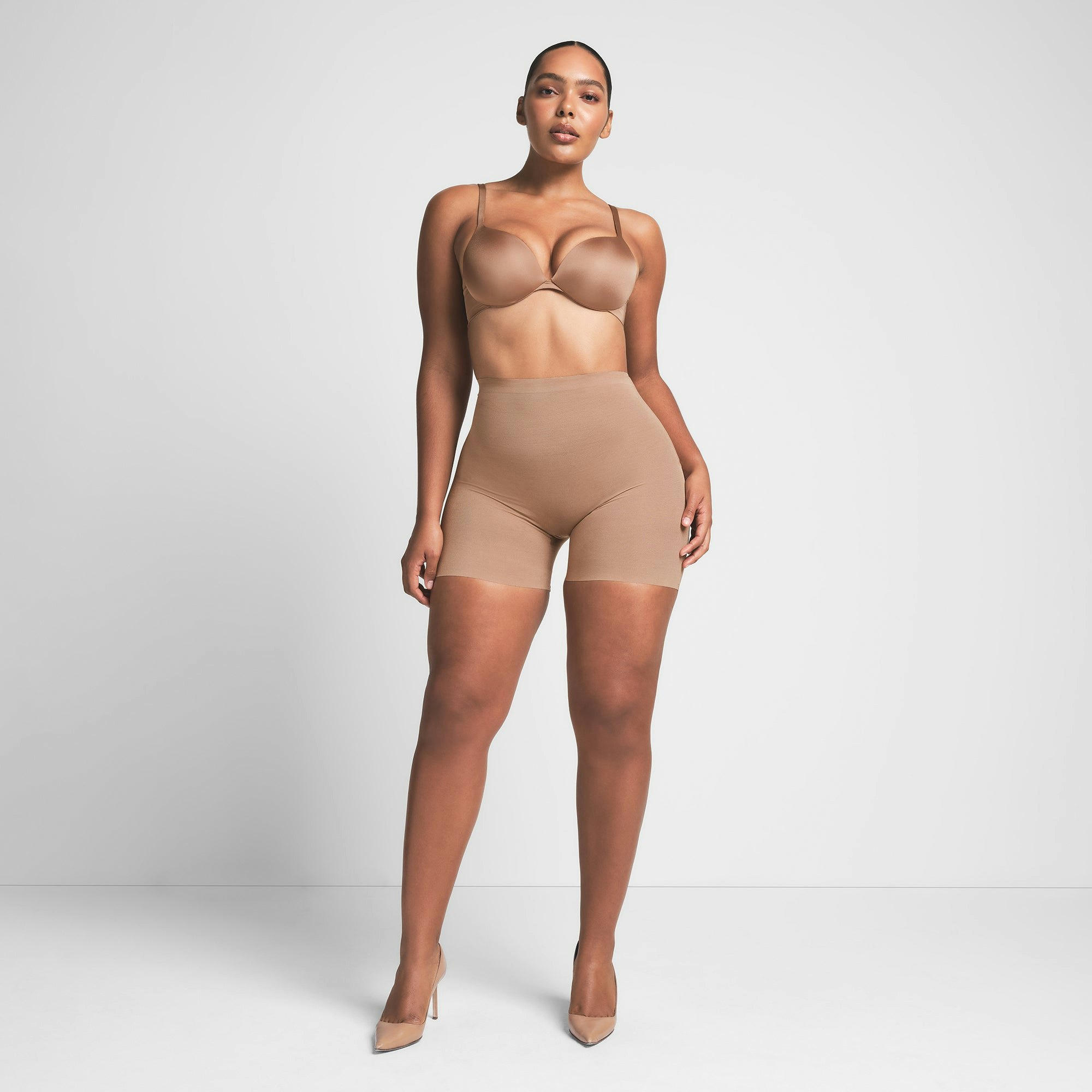 SHEER SCULPT LOW BACK SHORT | SIENNA ON A MODEL FRONT VIEW | FOCUS: 0.0, 1.0, 0.9