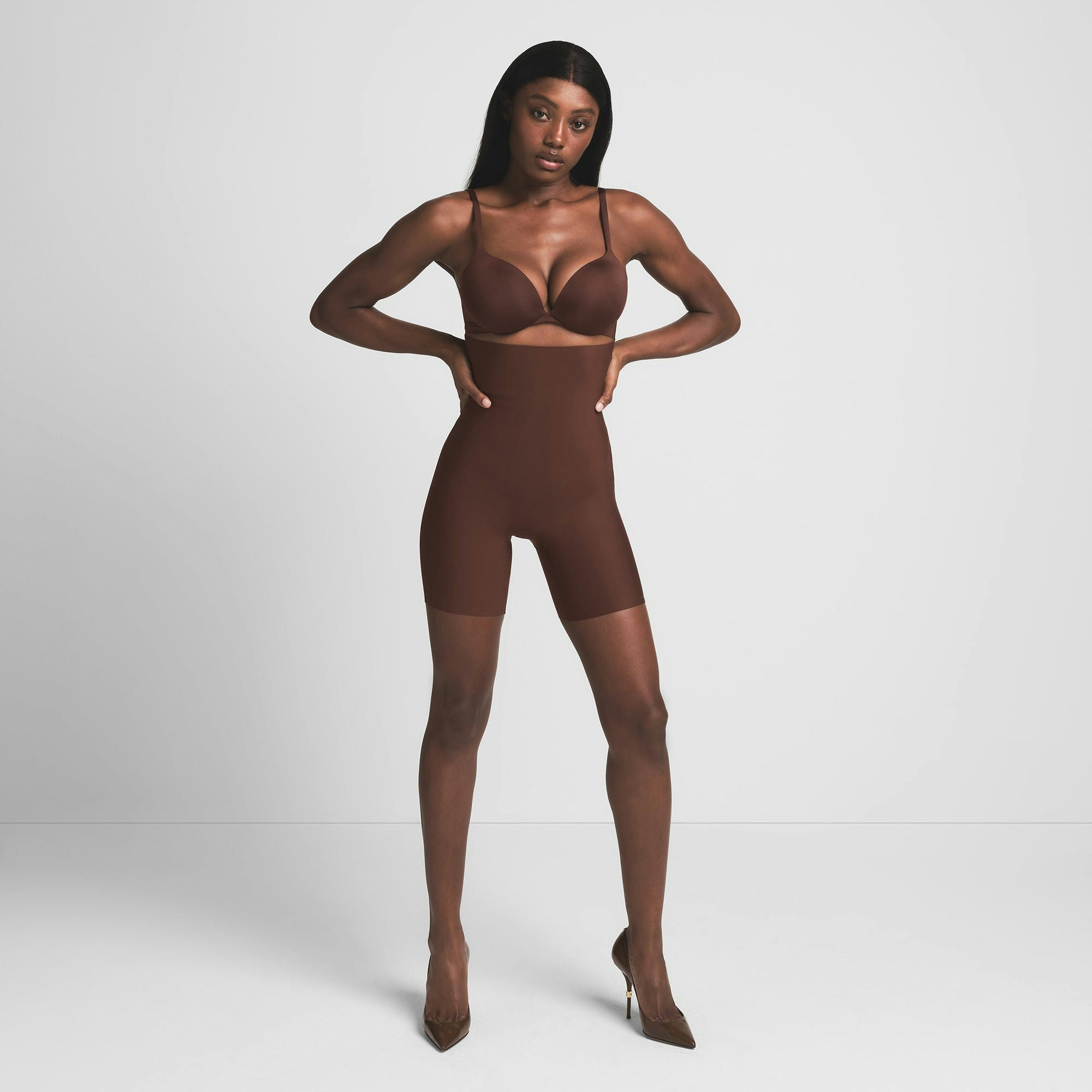 SKIMS BODY CORE SCULPT HIGH-WAISTED SHORT | COCOA ON A MODEL FRONT VIEW | FOCUS: 0.0, 1.0, 0.9