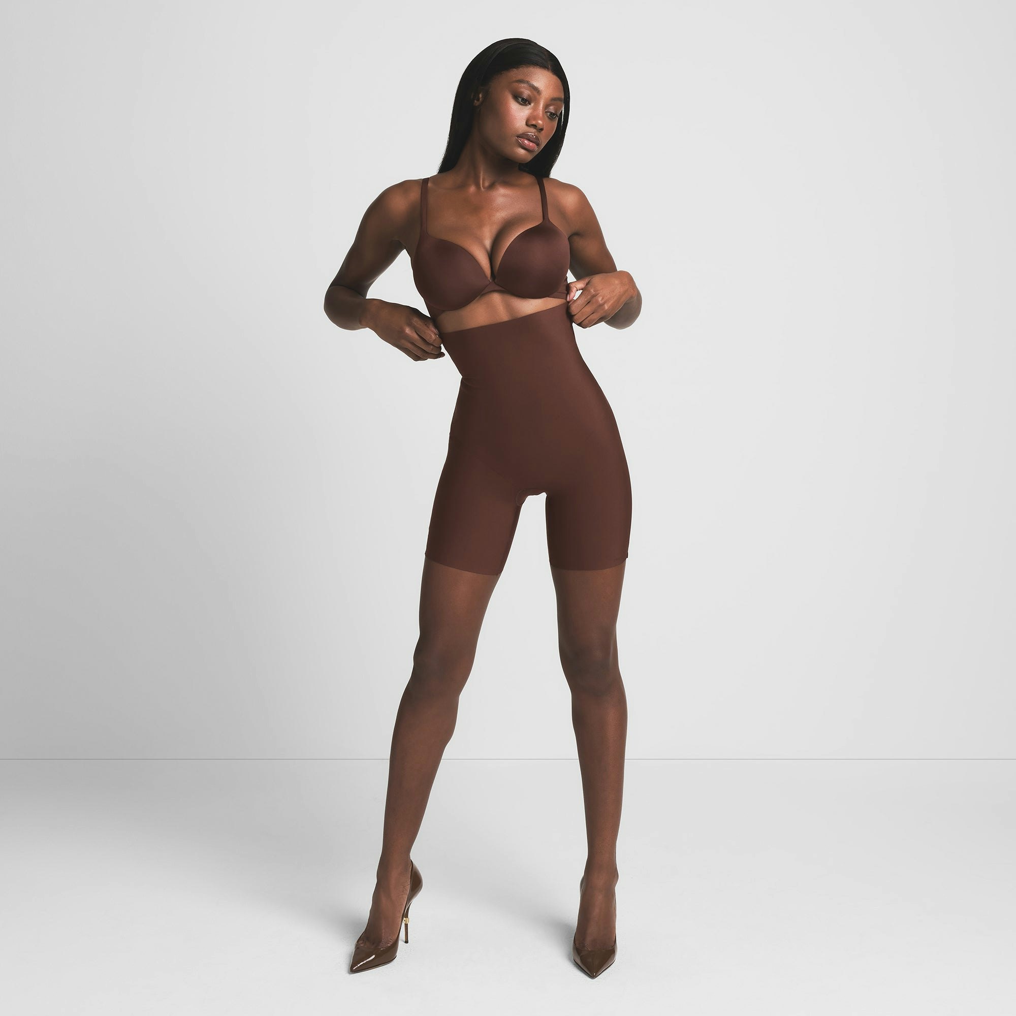 SKIMS BODY CORE SCULPT HIGH-WAISTED SHORT | COCOA ON A MODEL FRONT VIEW | FOCUS: 0.0, 1.0, 0.9