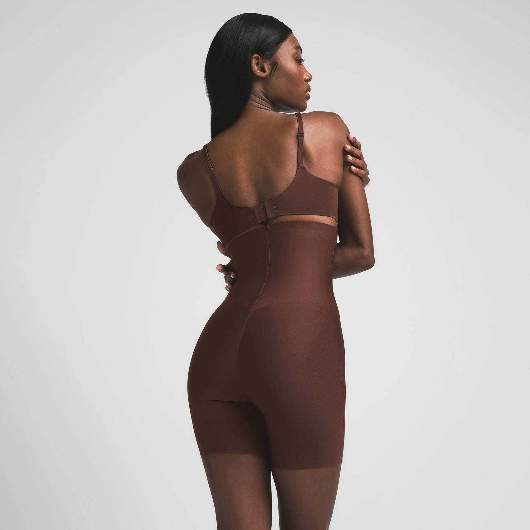 SKIMS BODY CORE SCULPT HIGH-WAISTED SHORT | COCOA ON A MODEL BACK VIEW | FOCUS: 0.0, 1.0, 0.9