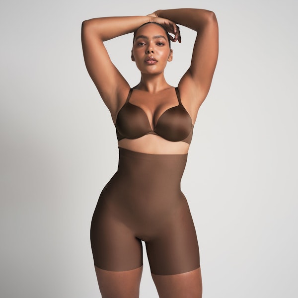 SKIMS BODY CORE SCULPT HIGH-WAISTED SHORT | JASPER ON A MODEL FRONT VIEW @ | FOCUS: 0.0, 1.0, 0.9