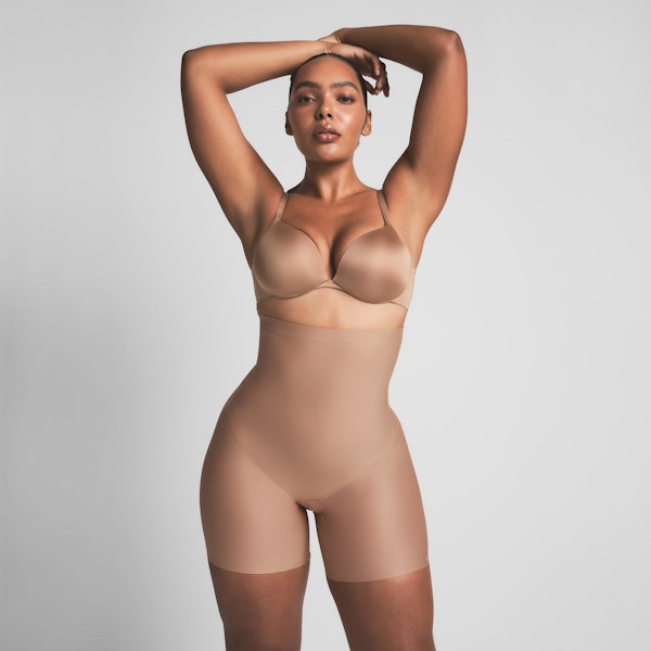SKIMS BODY CORE SCULPT HIGH-WAISTED SHORT | SIENNA ON A MODEL FRONT VIEW | FOCUS: 0.0, 1.0, 0.9