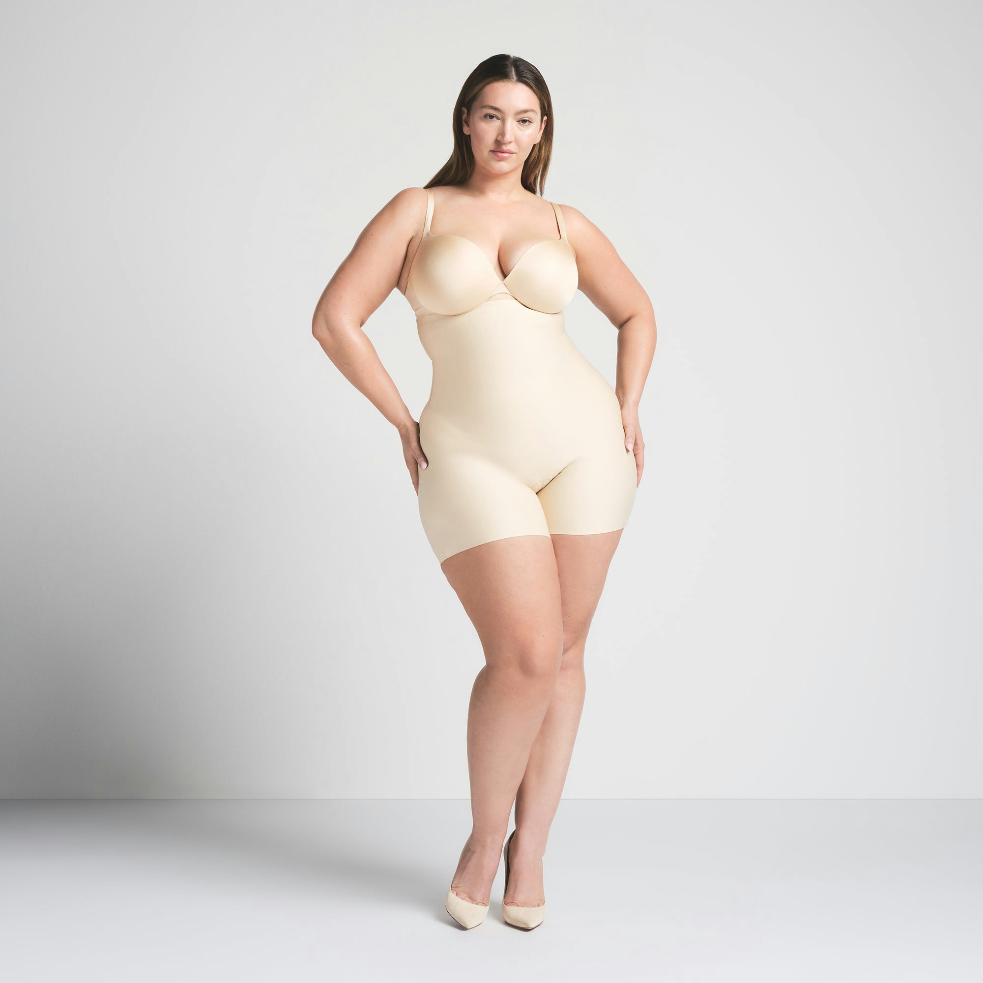 SKIMS BODY CORE SCULPT HIGH-WAISTED SHORT | SAND ON A MODEL FRONT VIEW @ | FOCUS: 0.0, 1.0, 0.9