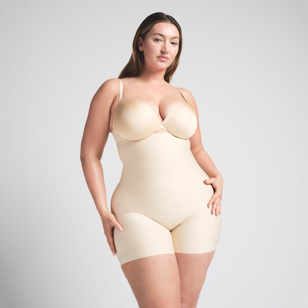 SKIMS BODY CORE SCULPT HIGH-WAISTED SHORT | SAND ON A MODEL FRONT VIEW @ | FOCUS: 0.0, 1.0, 0.9