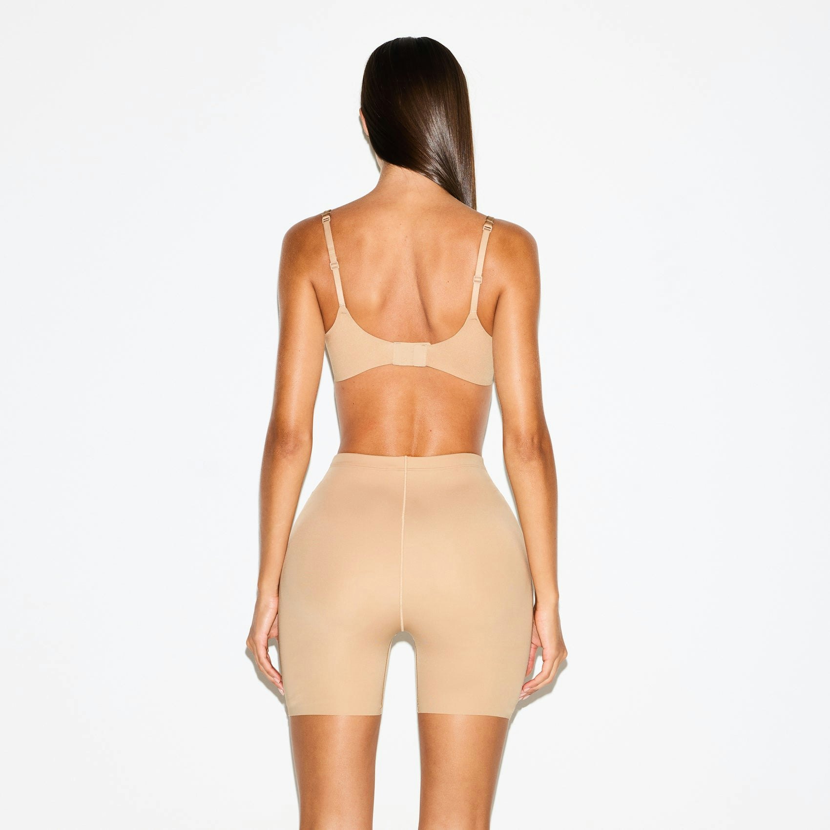 SKIMS BODY BUTT AND HIP ENHANCING MID THIGH SHORT | CLAY ON A MODEL SIDE VIEW @ | FOCUS: 0.0, 1.0, 0.9