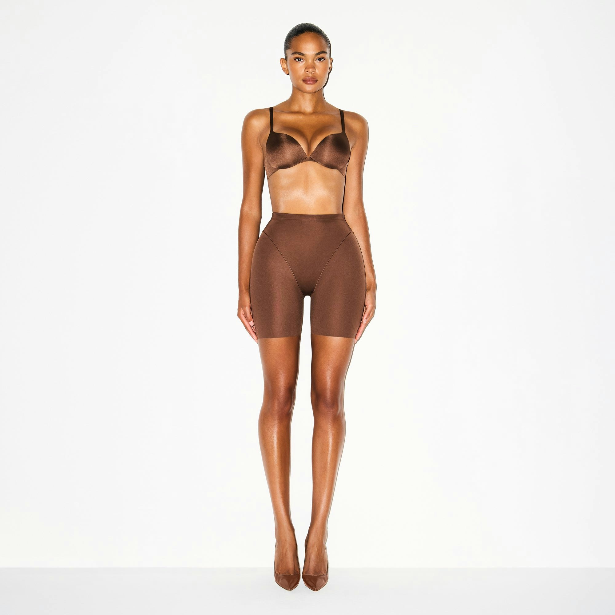 SKIMS BODY BUTT AND HIP ENHANCING MID THIGH SHORT | JASPER ON A MODEL FRONT VIEW @ | FOCUS: 0.0, 1.0, 0.9