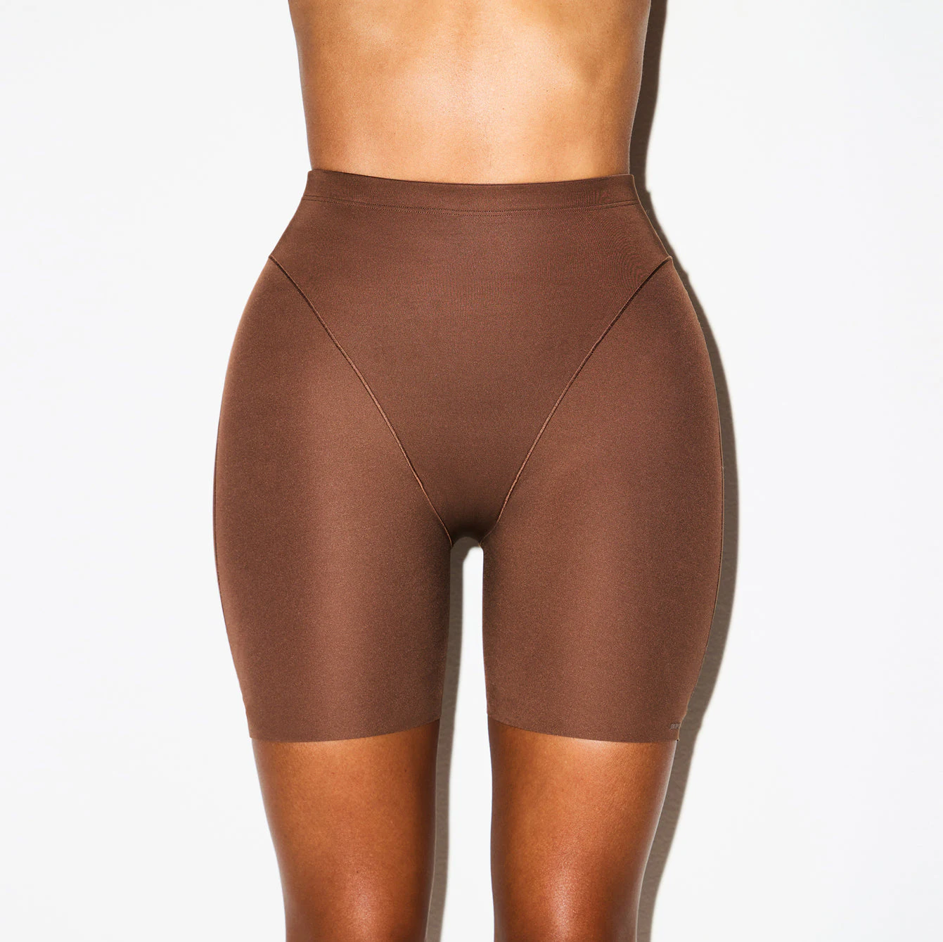 SKIMS BODY BUTT AND HIP ENHANCING MID THIGH SHORT | JASPER ON A MODEL SIDE VIEW @ | FOCUS: 0.0, 1.0, 0.9