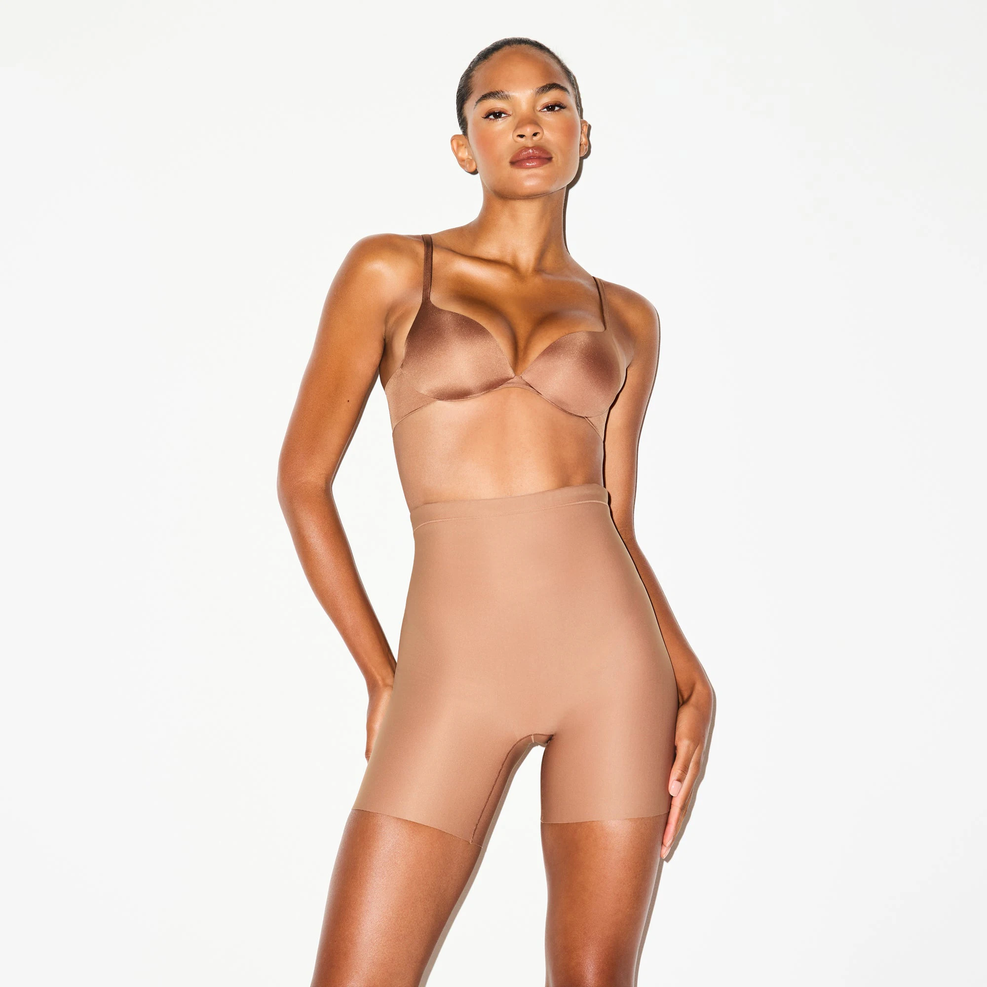 SKIMS BODY CORE SCULPT LOW BACK SHORT | SIENNA ON A MODEL SIDE VIEW @ | FOCUS: 0.0, 1.0, 0.9