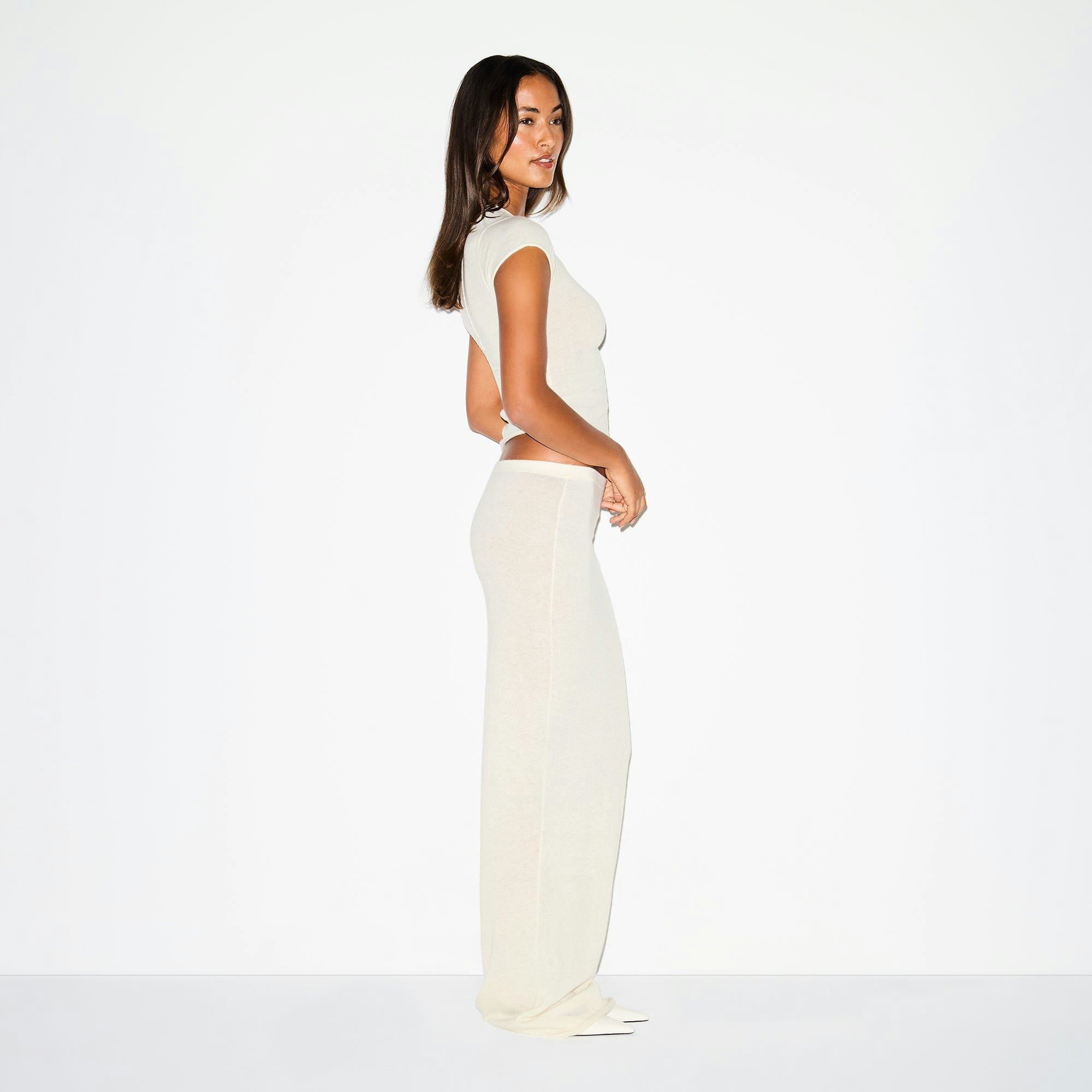 FEATHERWEIGHT CASHMERE LONG SKIRT | EGRET ON A MODEL SIDE VIEW @ | FOCUS: 0.0, 1.0, 0.9