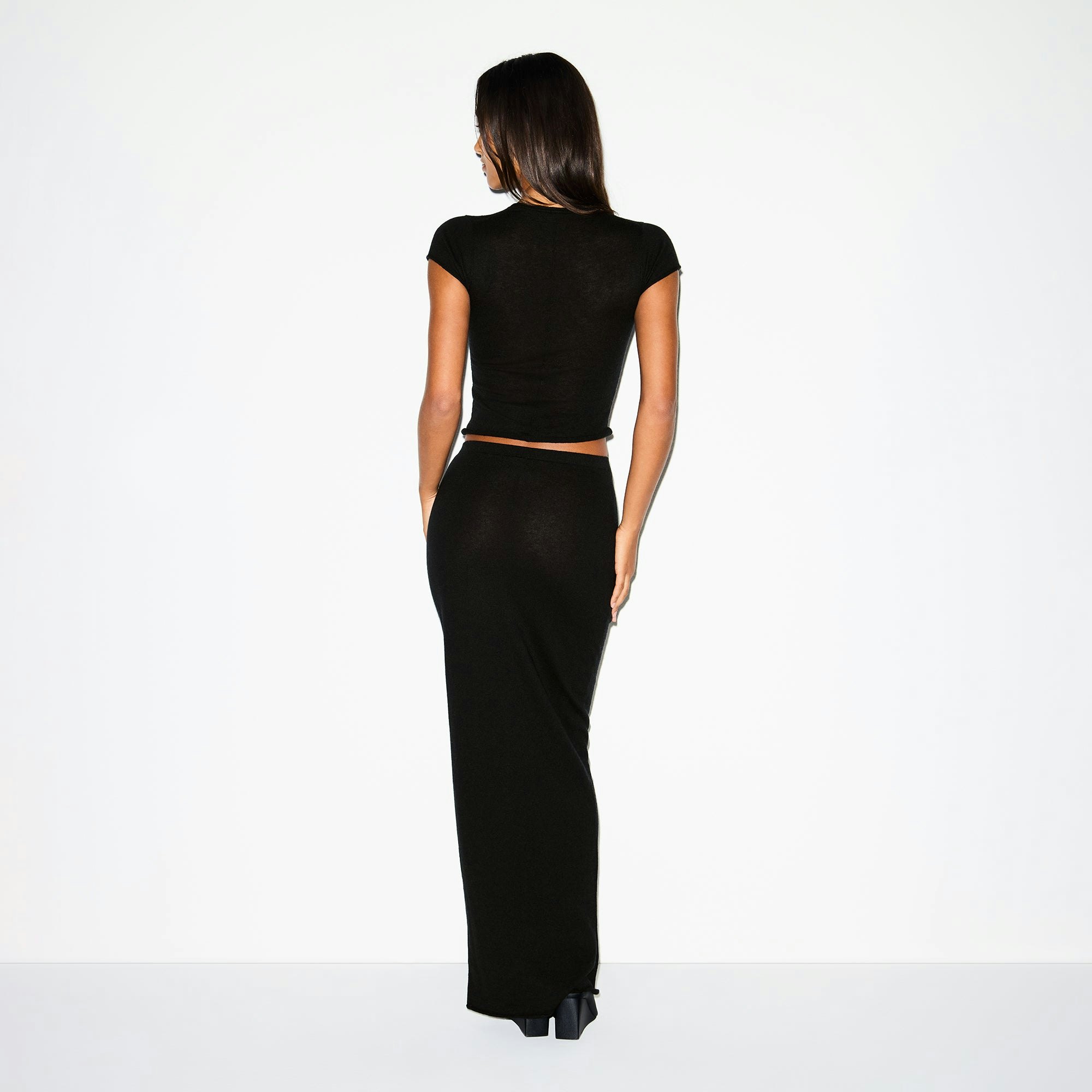 FEATHERWEIGHT CASHMERE LONG SKIRT | ONYX ON A MODEL BACK VIEW @ | FOCUS: 0.0, 1.0, 0.9