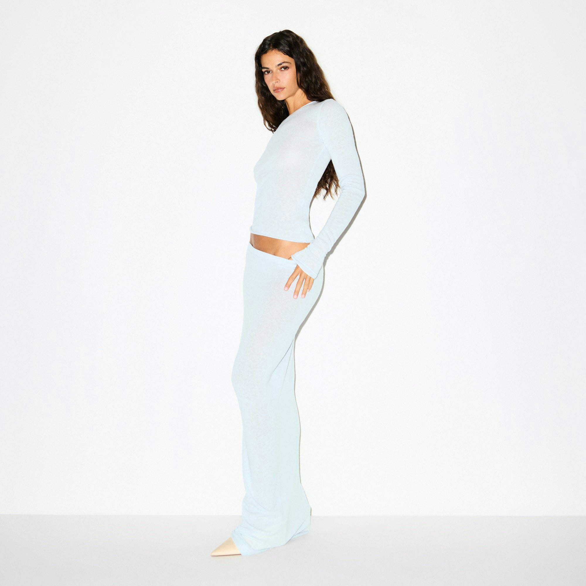 FEATHERWEIGHT CASHMERE LONG SKIRT | PEARL ON A MODEL SIDE VIEW @ | FOCUS: 0.0, 1.0, 0.9