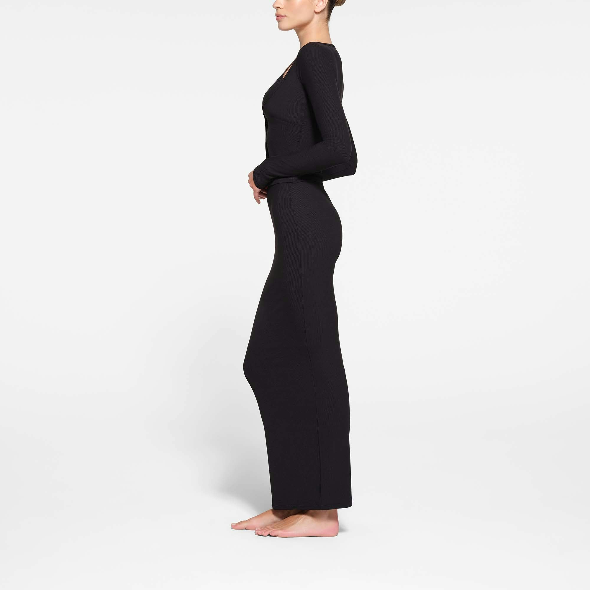 SOFT LOUNGE LONG SKIRT | ONYX ON A MODEL SIDE VIEW @ | FOCUS: 0.9, 0.1, 