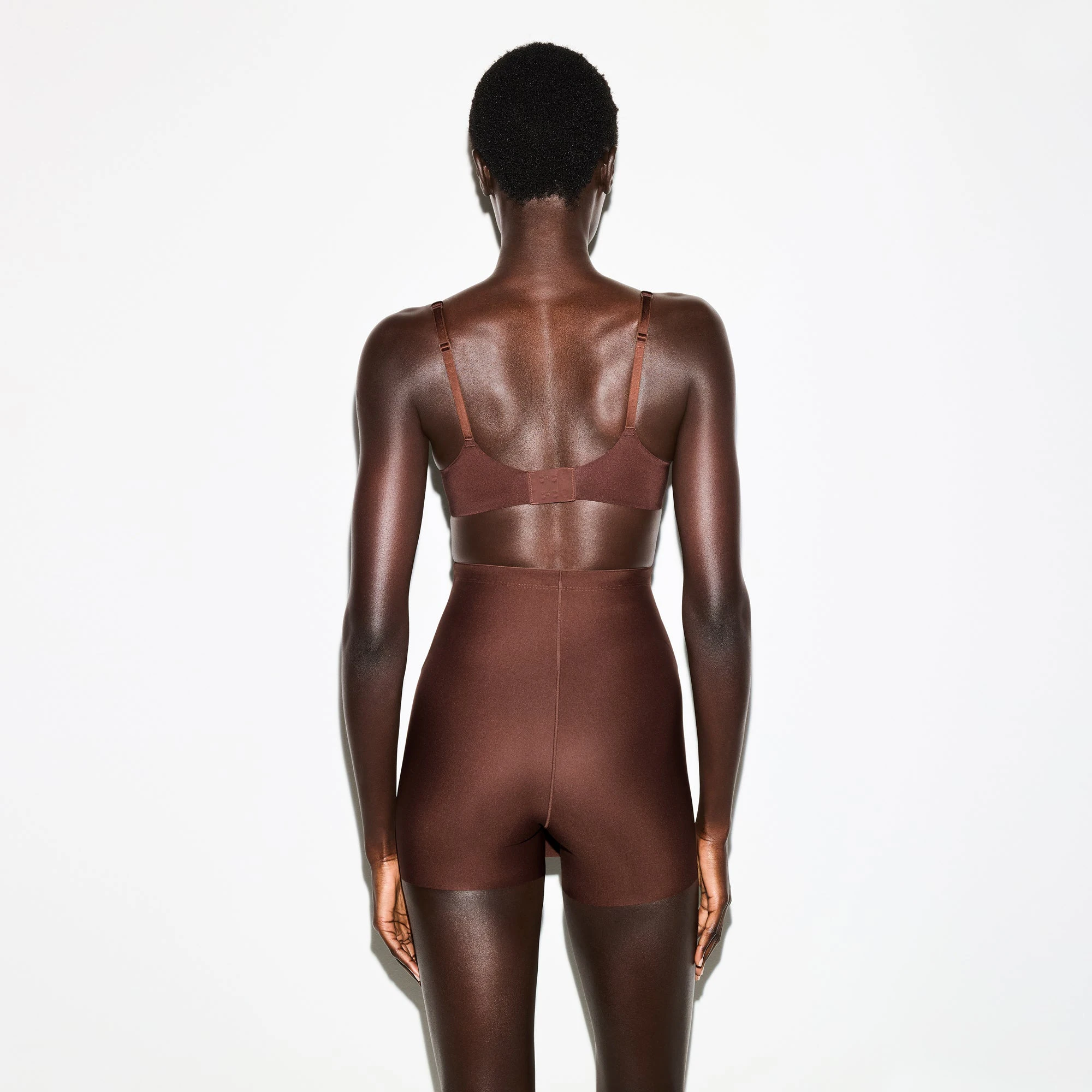 SKIMS BODY CORE SCULPT SKORT | COCOA ON A MODEL SIDE VIEW @ | FOCUS: 0.0, 1.0, 0.9