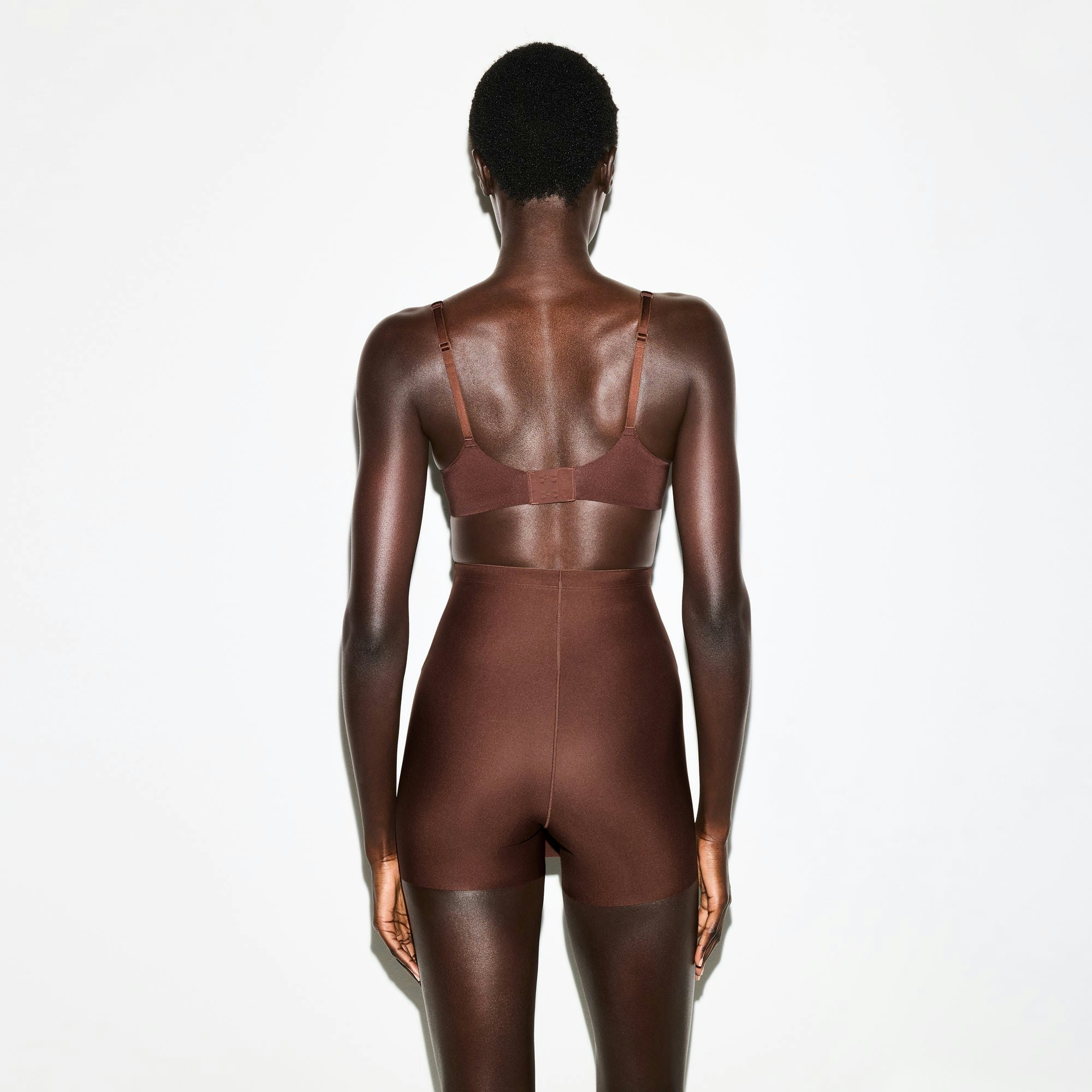 SKIMS BODY CORE SCULPT SKORT | COCOA ON A MODEL SIDE VIEW @ | FOCUS: 0.0, 1.0, 0.9